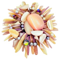 GIAPPONE: spilla vintage firmata, con conchiglie, cristalli, perle e finiture dorate, dal design esclusivo