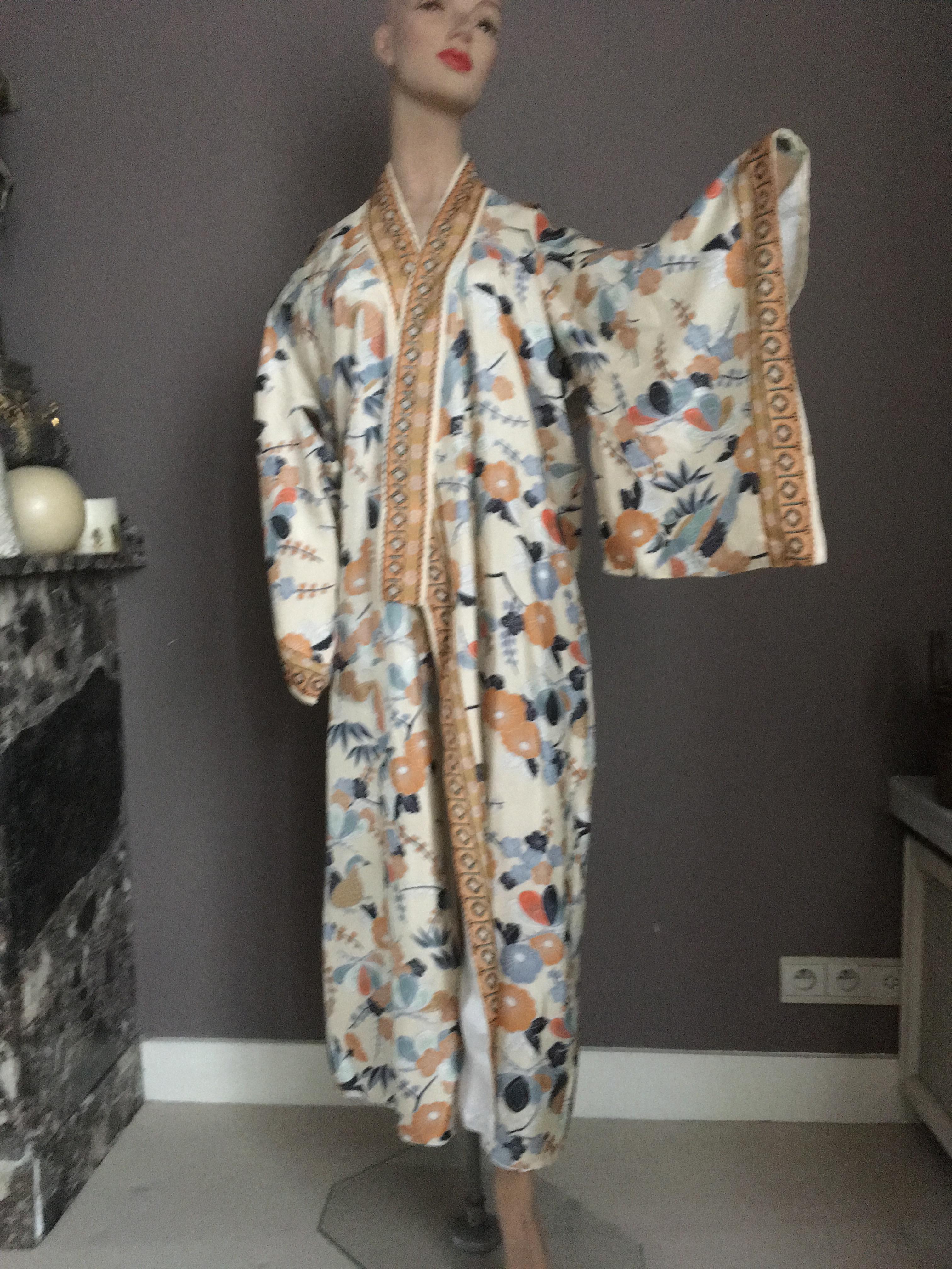 This is a very nice dressable Kimono with a beautiful Japanese flower print in the colors deep blue,light blue ,green red soft orange.