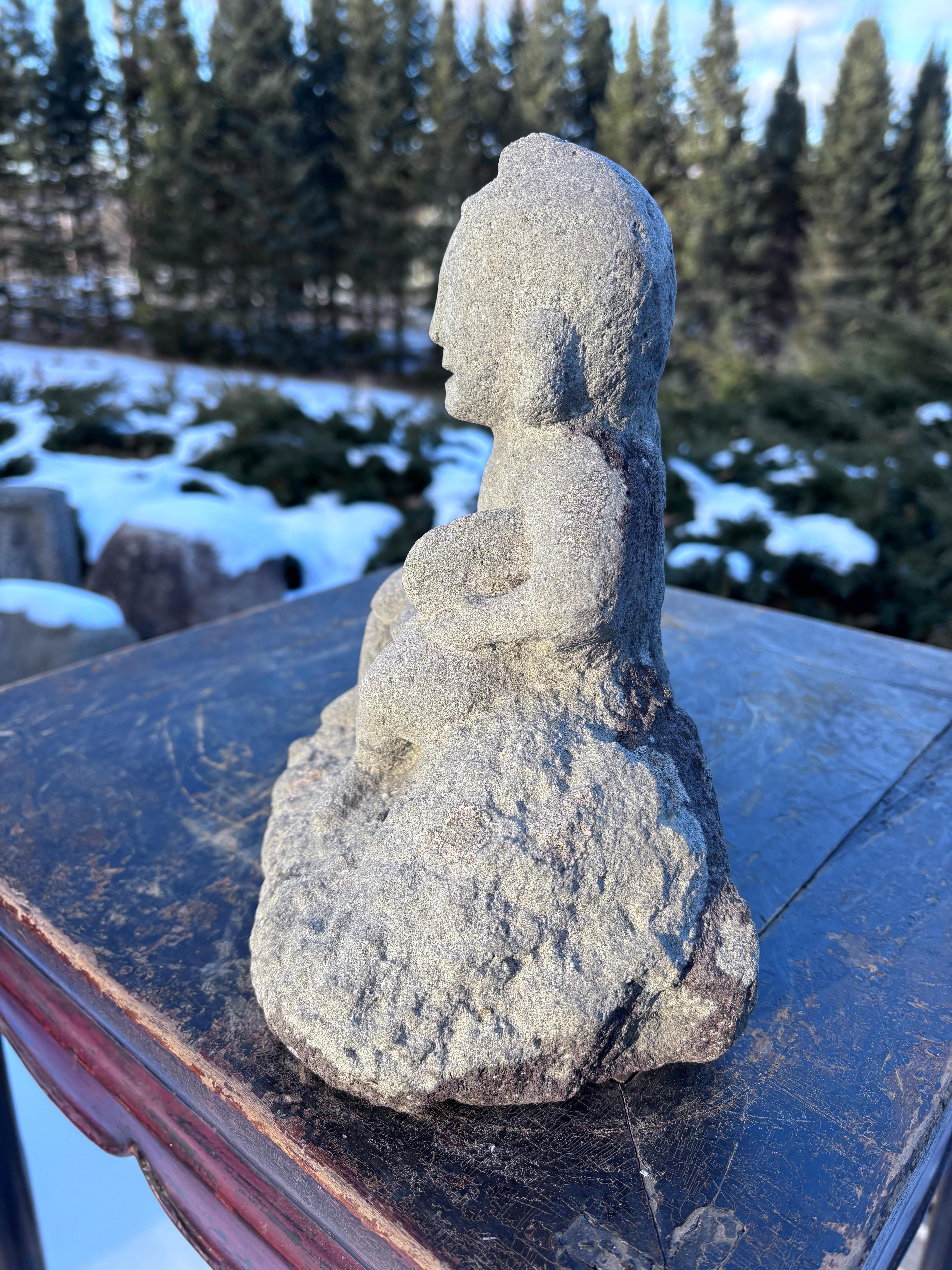 Japón Ebisu Sonriente -Escultura de Piedra de Jardín Efigie del Dios de la Prosperidad en venta 3