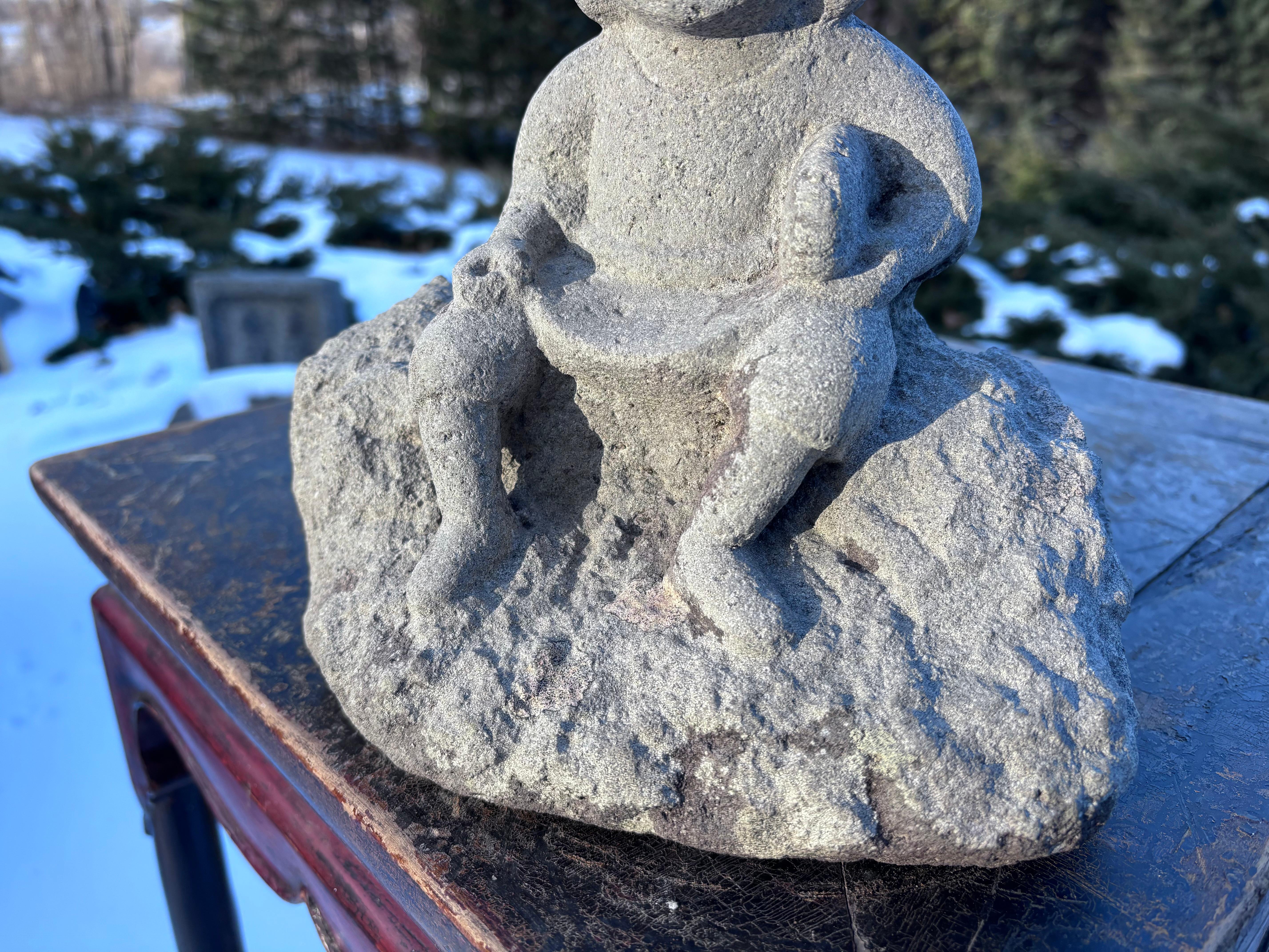 Japón Ebisu Sonriente -Escultura de Piedra de Jardín Efigie del Dios de la Prosperidad siglo XX en venta