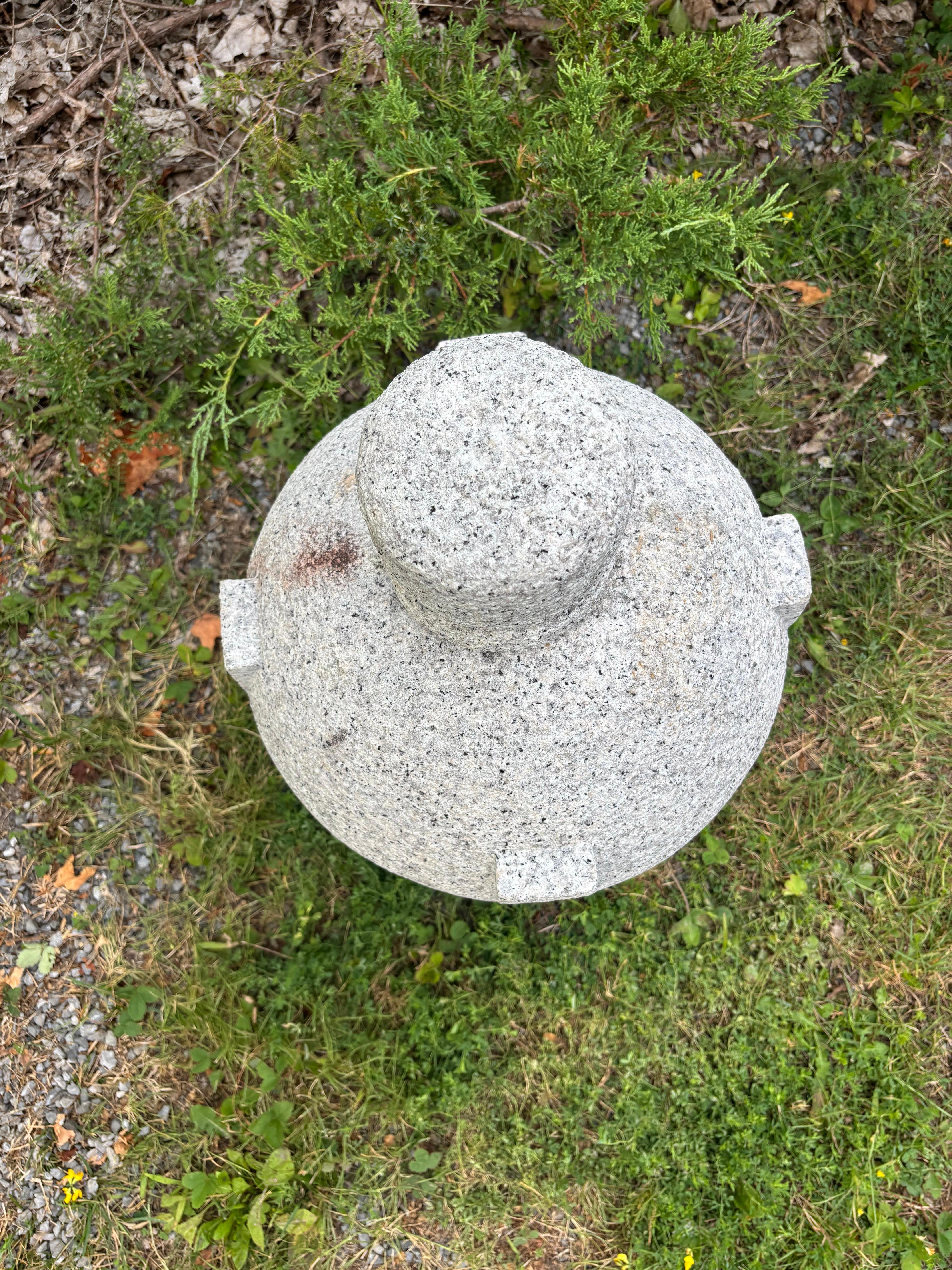 Sculpté à la main Lanterne soleil et lune en granit massif du Japon Okigata , Difficile à trouver en vente