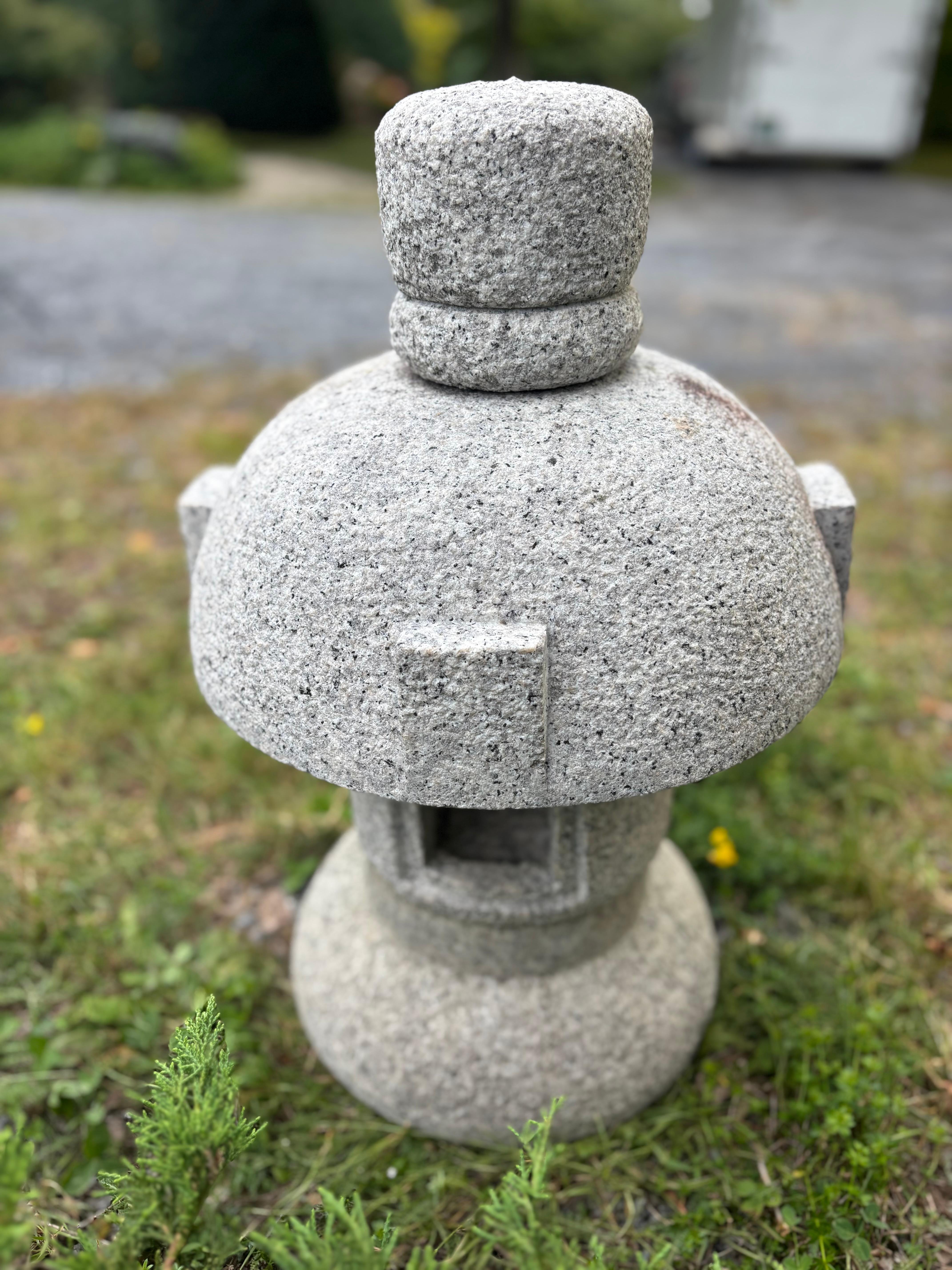 20ième siècle Lanterne soleil et lune en granit massif du Japon Okigata , Difficile à trouver en vente
