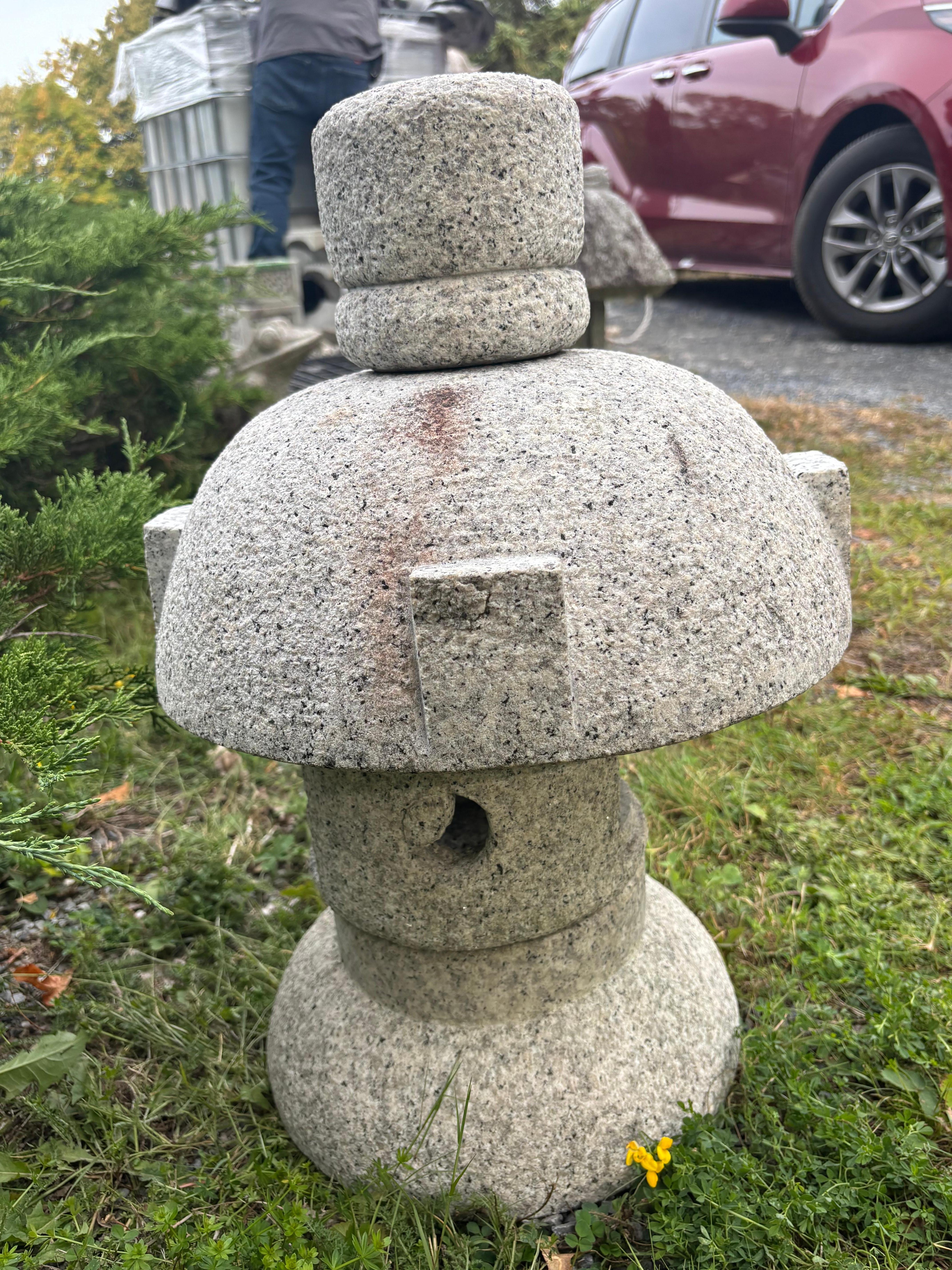 Lanterne soleil et lune en granit massif du Japon Okigata , Difficile à trouver Bon état - En vente à South Burlington, VT
