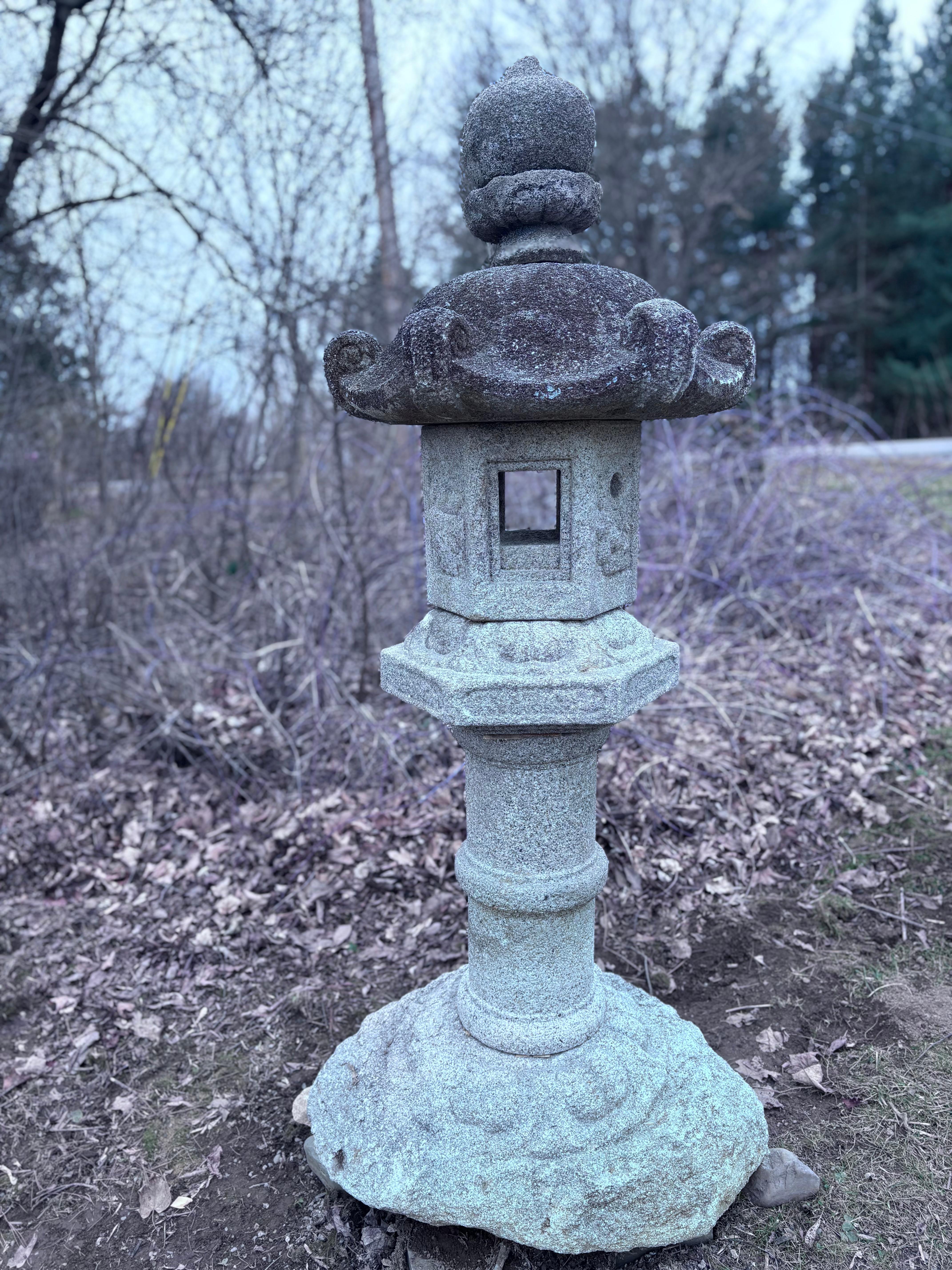 Japan Tall Antique Classic Kasuga Stone Laterne (Meiji-Periode) im Angebot