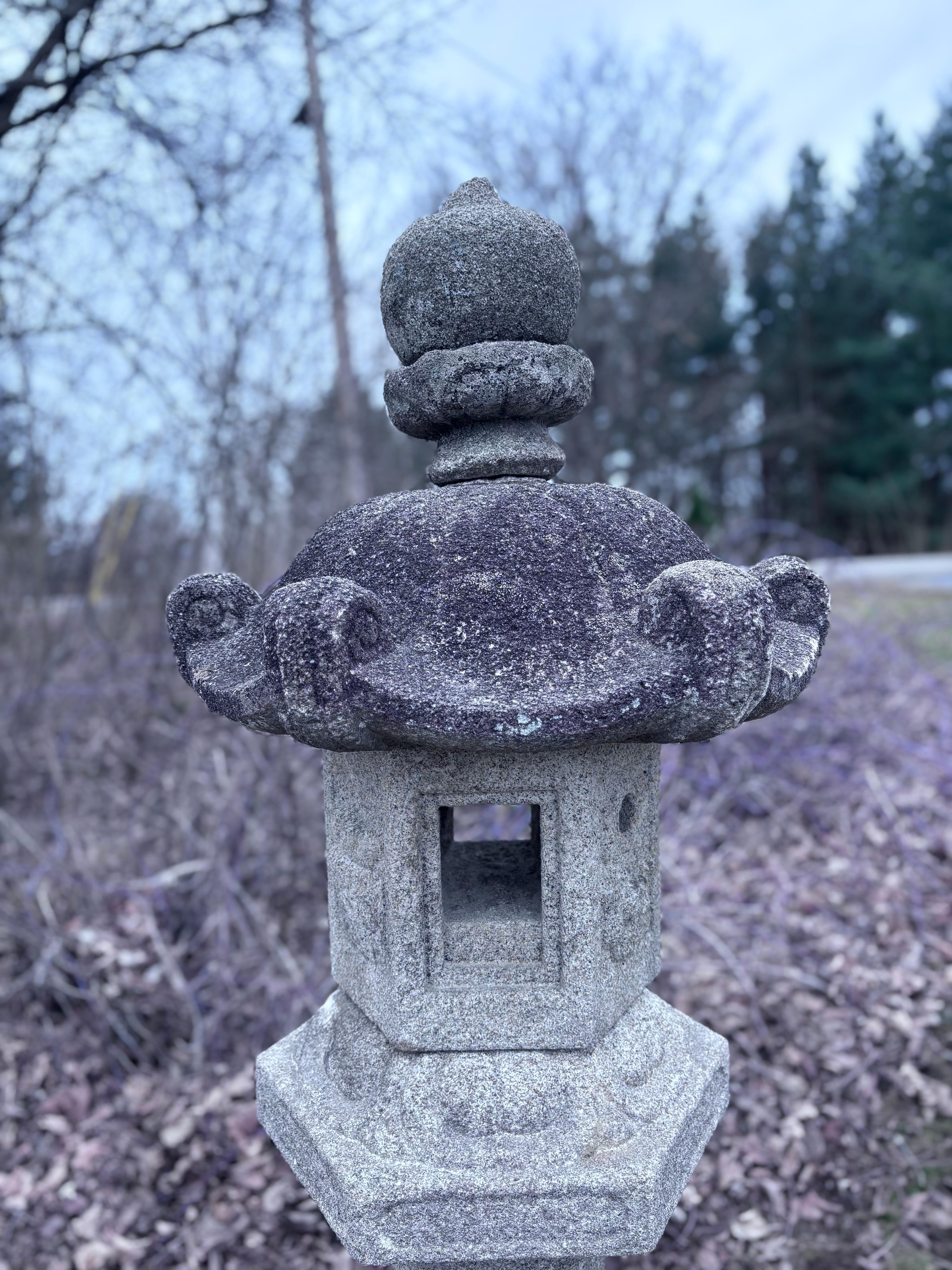 Japan Tall Antique Classic Kasuga Stone Laterne im Zustand „Gut“ im Angebot in South Burlington, VT