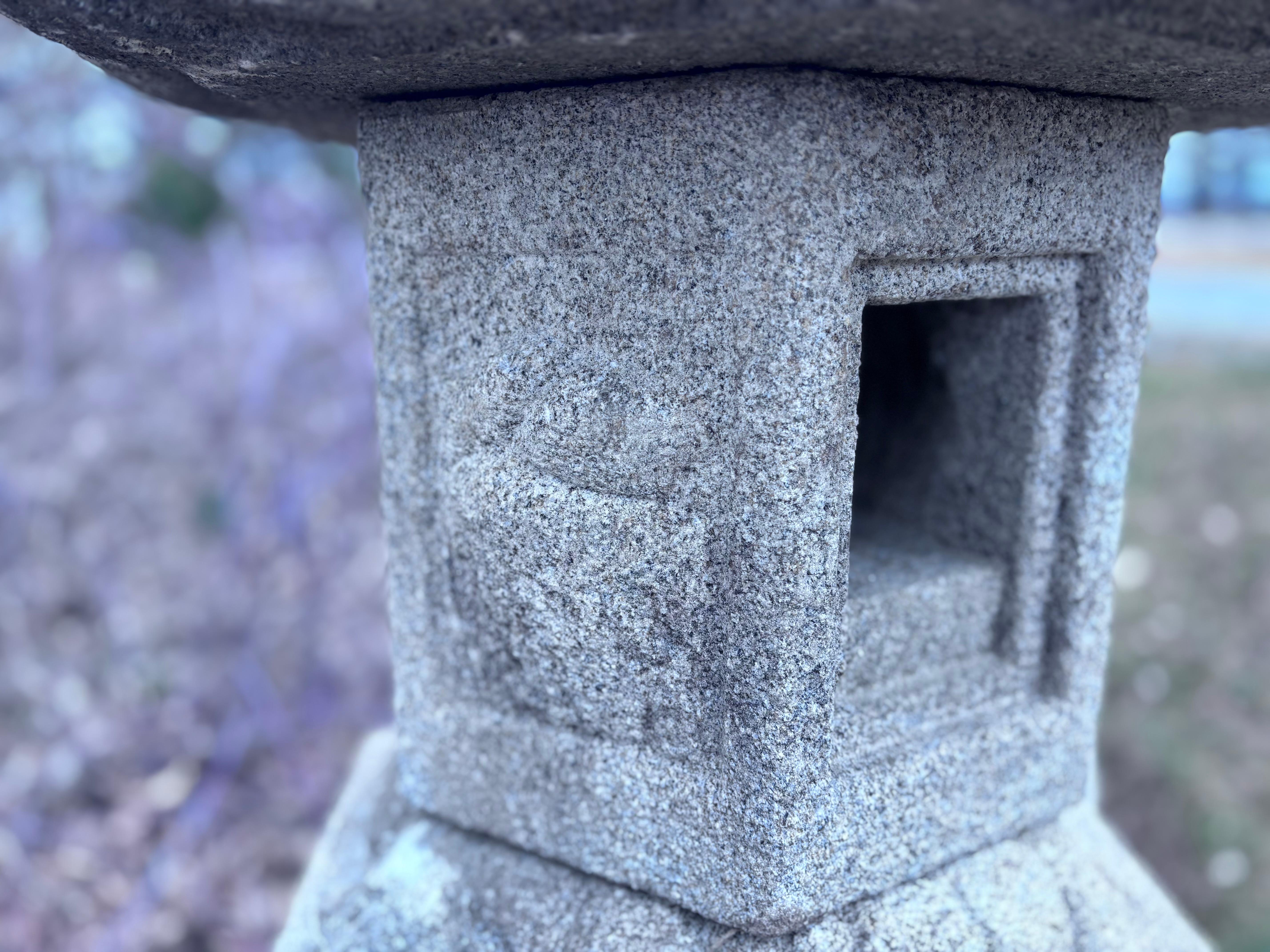 Japan Tall Antique Classic Kasuga Stone Laterne (Stein) im Angebot