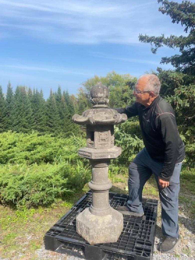 A handsome  anique with all original pieces.

One of two similarly matched  kasuga lanterns that we have currently listed. 

Japan, a tall and stone lantern with engraved designs, carefully crafted in six pieces for ease of portability.

Dimensions: