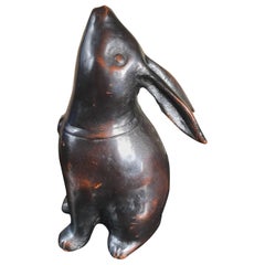 Grand lapin "regardant la lune" en bronze du Japon