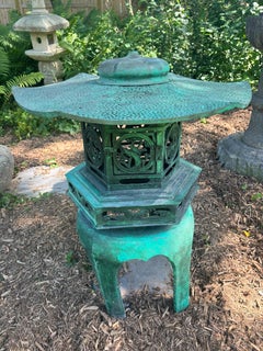 Lanterna giapponese alta, in bronzo blu antico, con bellissimi dettagli floreali, 34"
