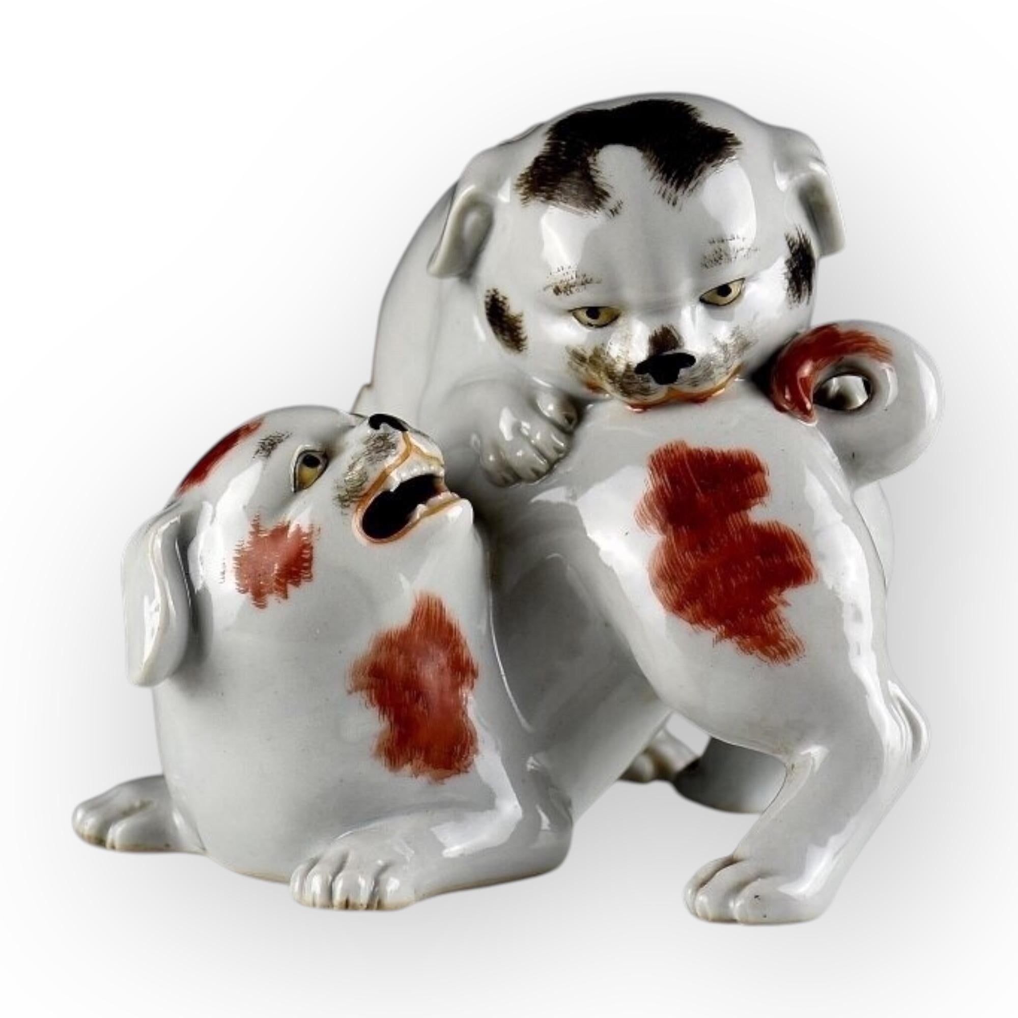 Japan, two small dogs, Kutani porcelain, circa 1900-1920 For Sale 3