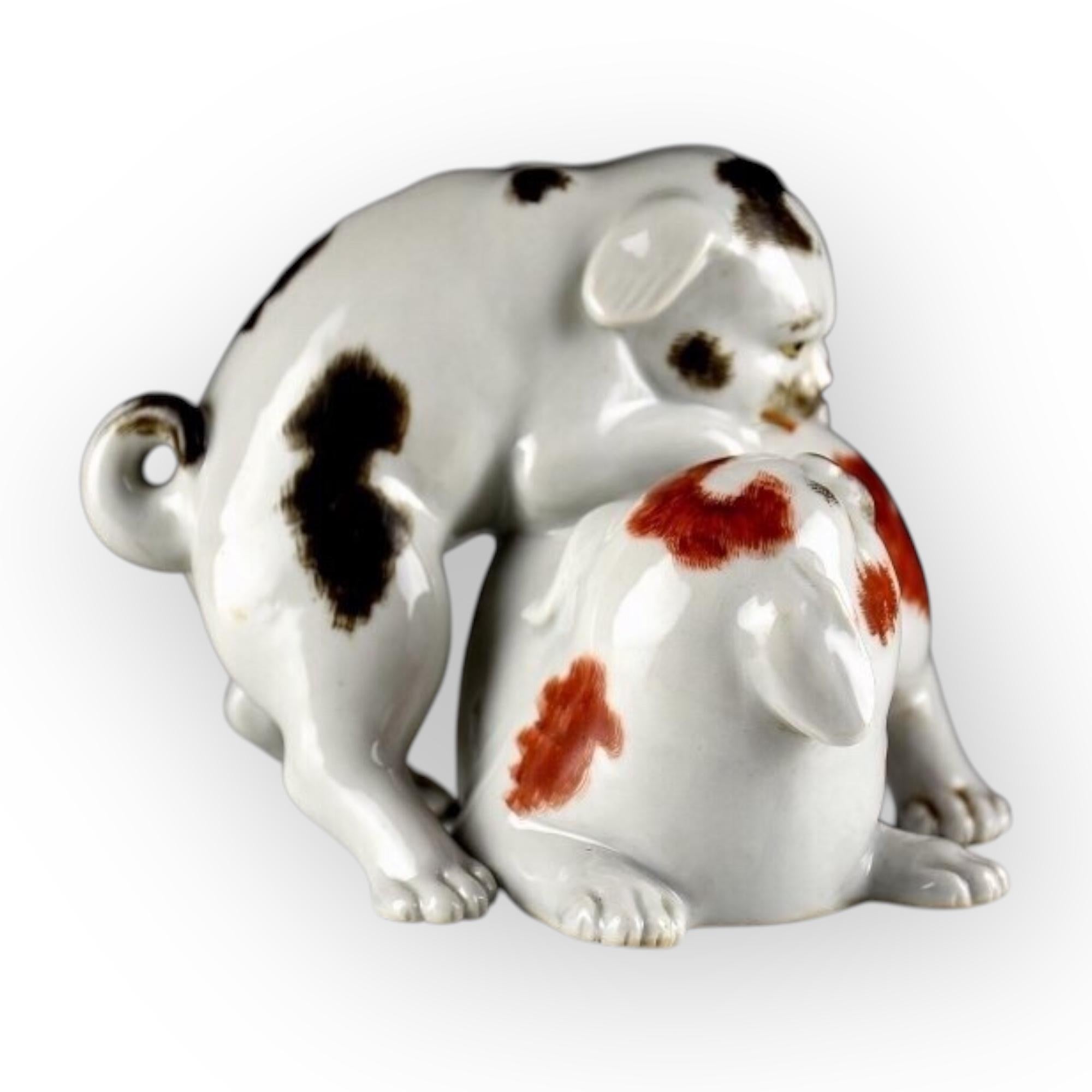 Japan, two small dogs, Kutani porcelain, circa 1900-1920 In Excellent Condition For Sale In PARIS, FR