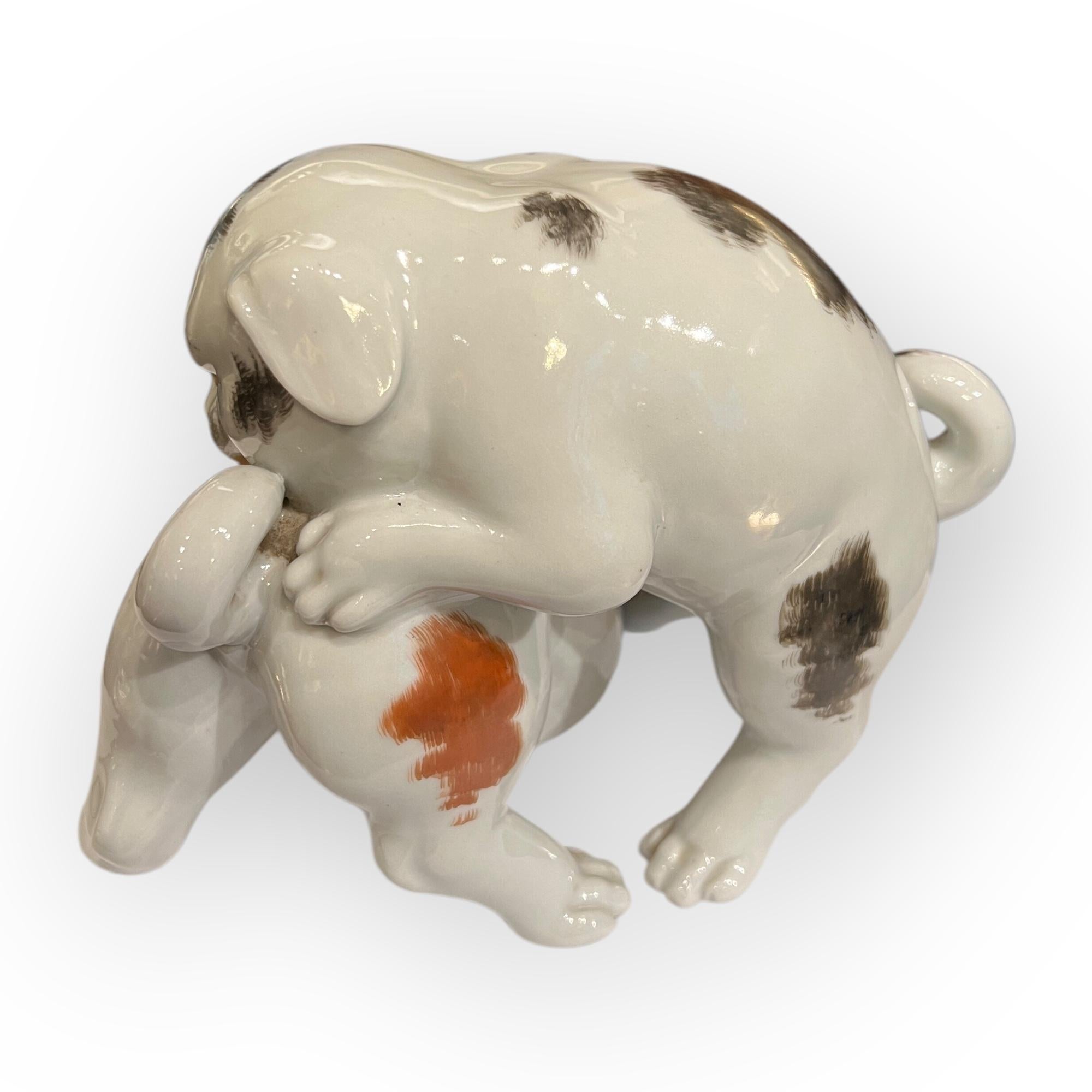 Japan, two small dogs, Kutani porcelain, circa 1900-1920 For Sale 1