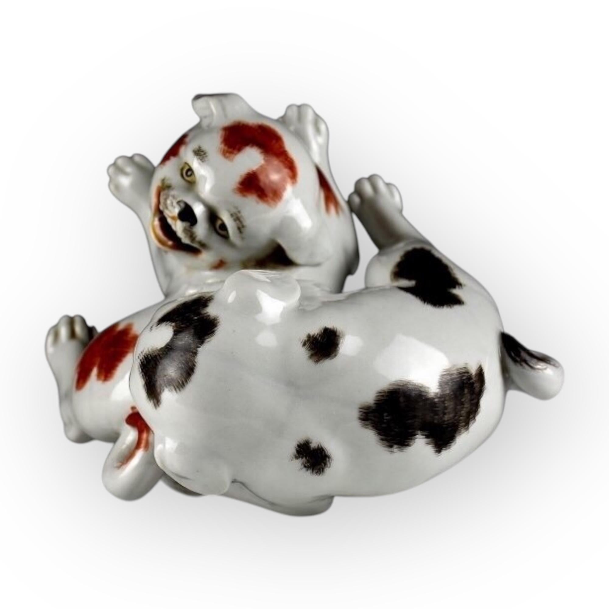 Japan, two small dogs, Kutani porcelain, circa 1900-1920 For Sale 2