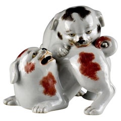 Japan, zwei kleine Hunde, Kutani-Porzellan, um 1900-1920