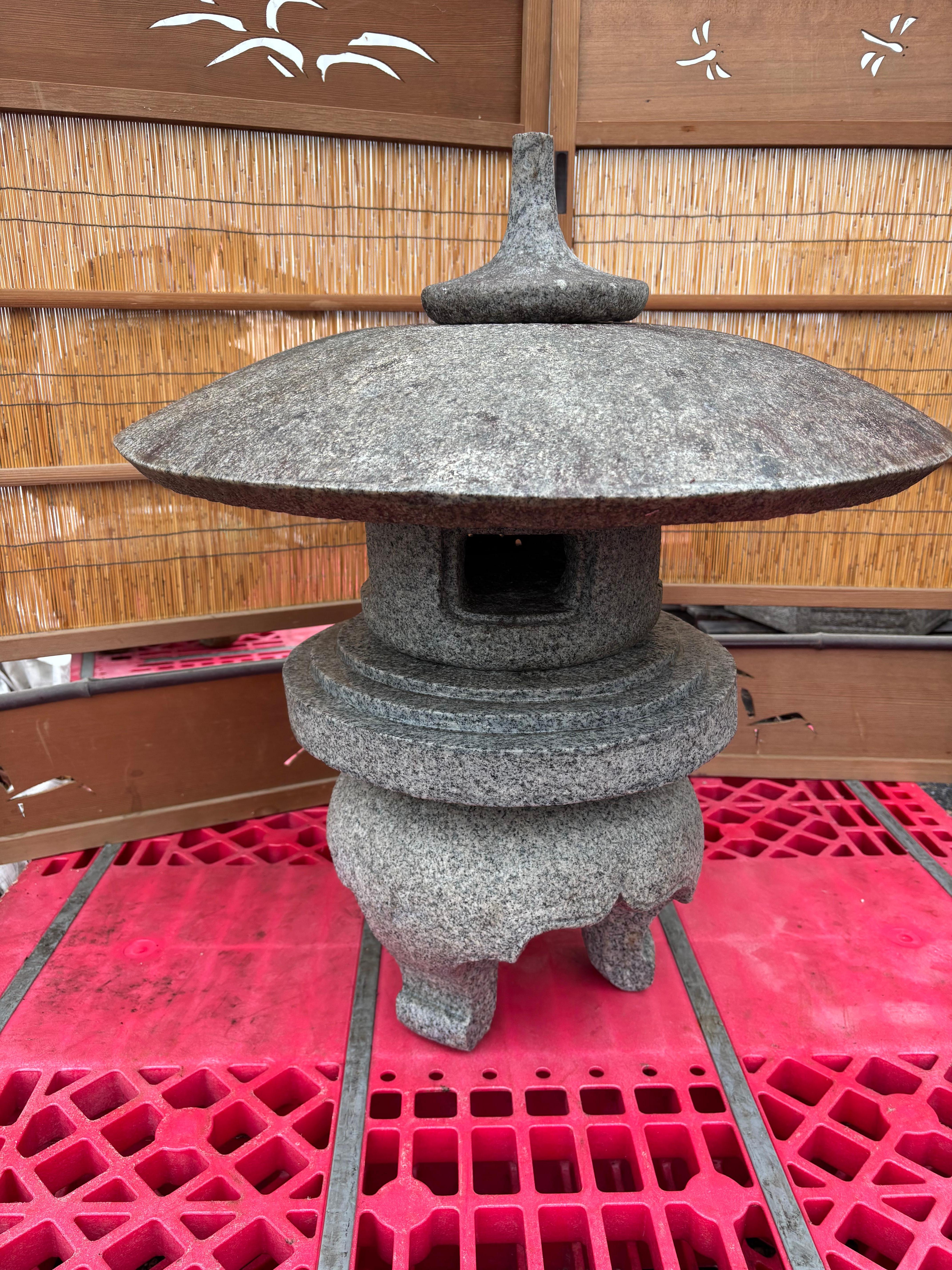 Una delle nostre più belle lanterne in granito massiccio Yukimi in un classico stile rotondo, portatile e conveniente, alta 28