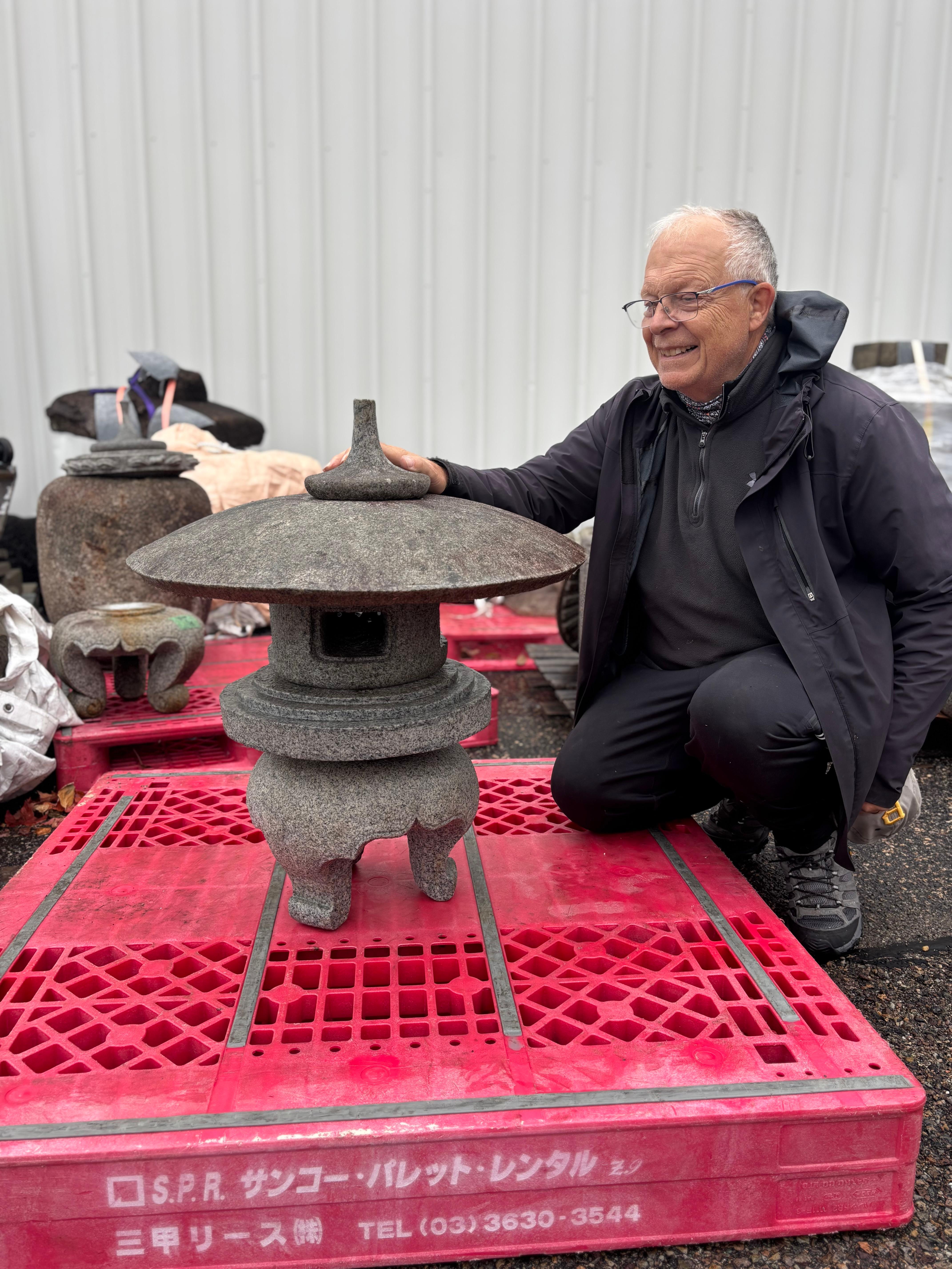 Showa Lanterna Yukimi d'epoca in granito massiccio con piano rotondo e patina antica in vendita