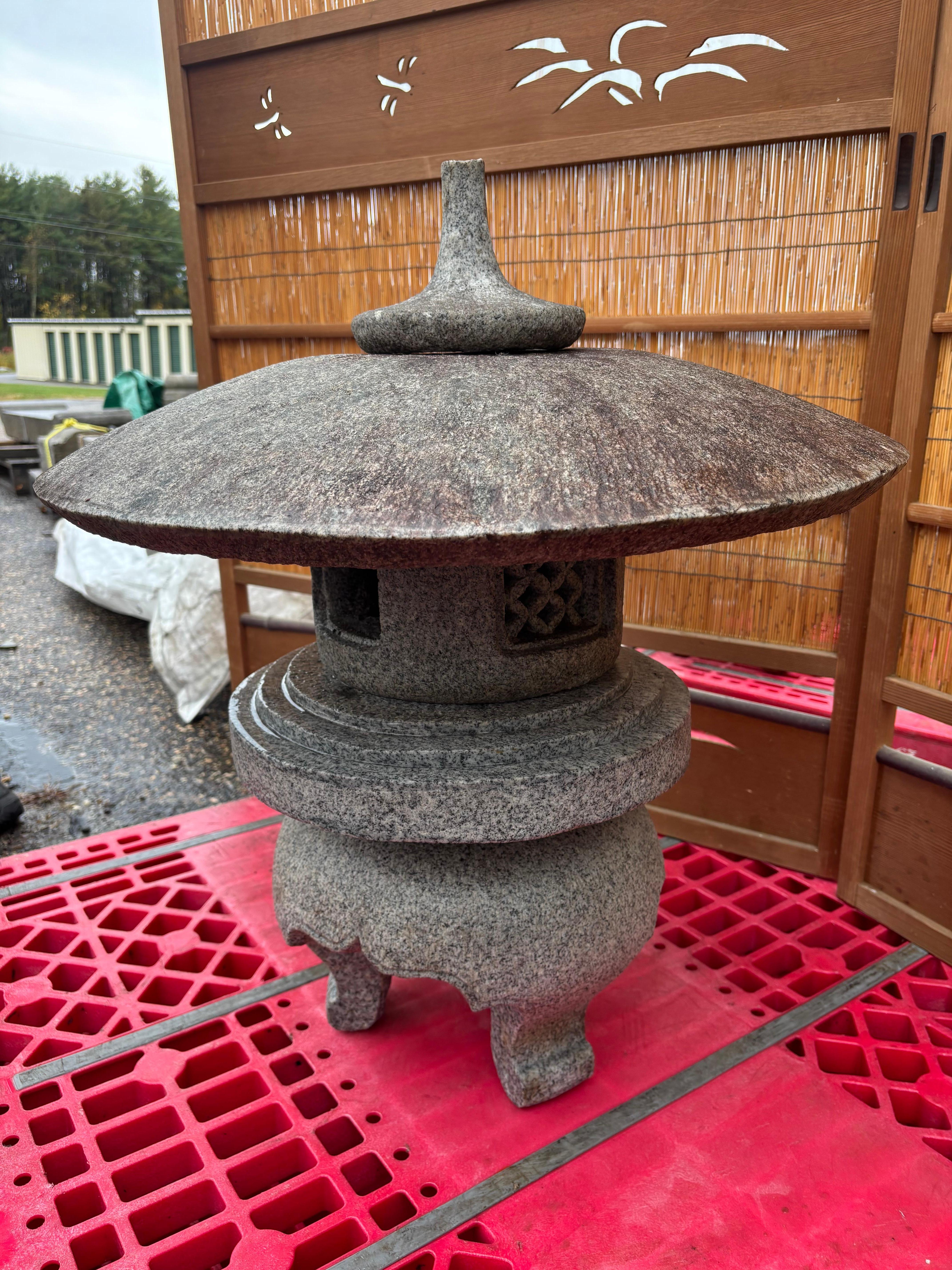 Giapponese Lanterna Yukimi d'epoca in granito massiccio con piano rotondo e patina antica in vendita