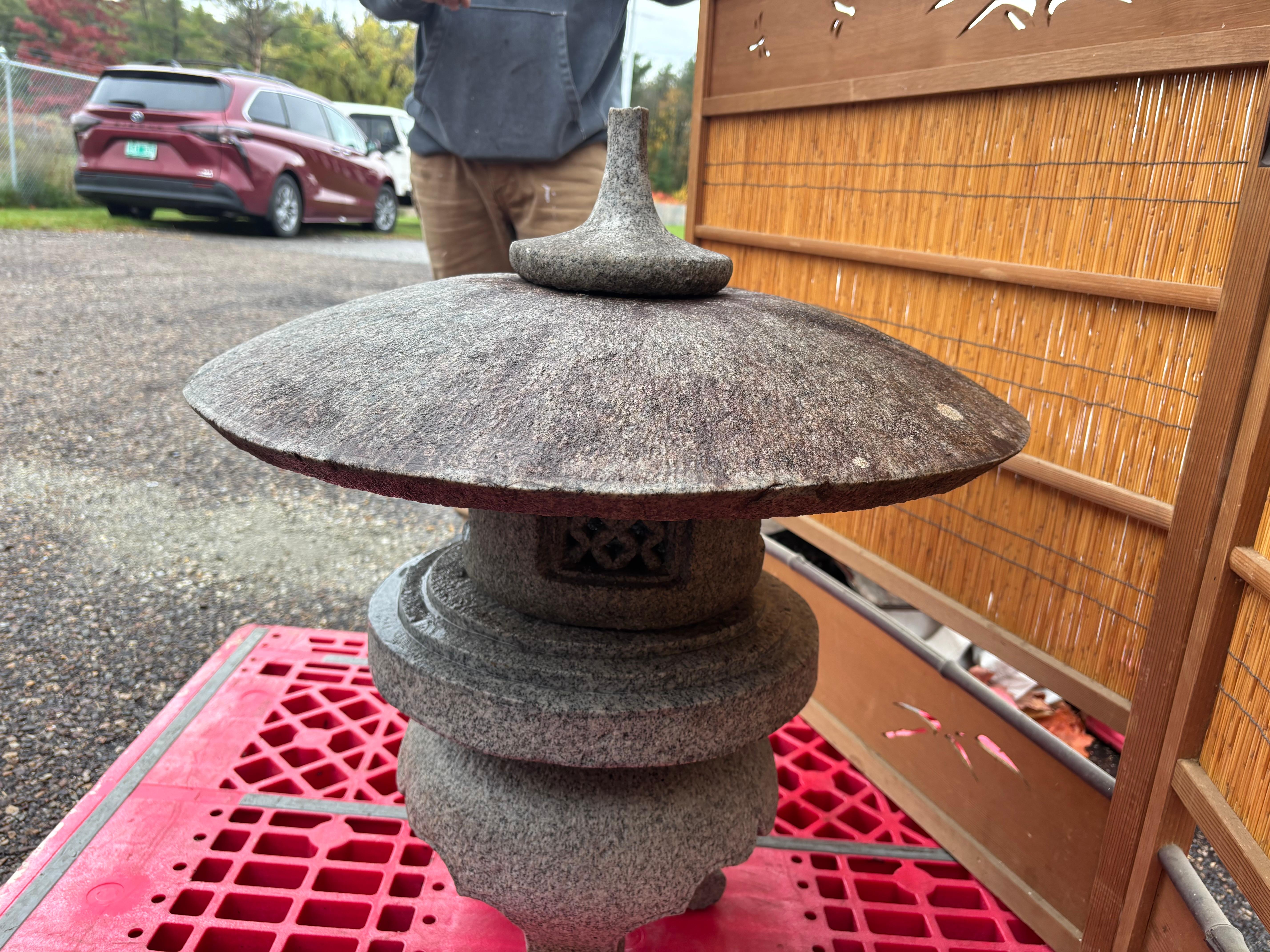 Fatto a mano Lanterna Yukimi d'epoca in granito massiccio con piano rotondo e patina antica in vendita