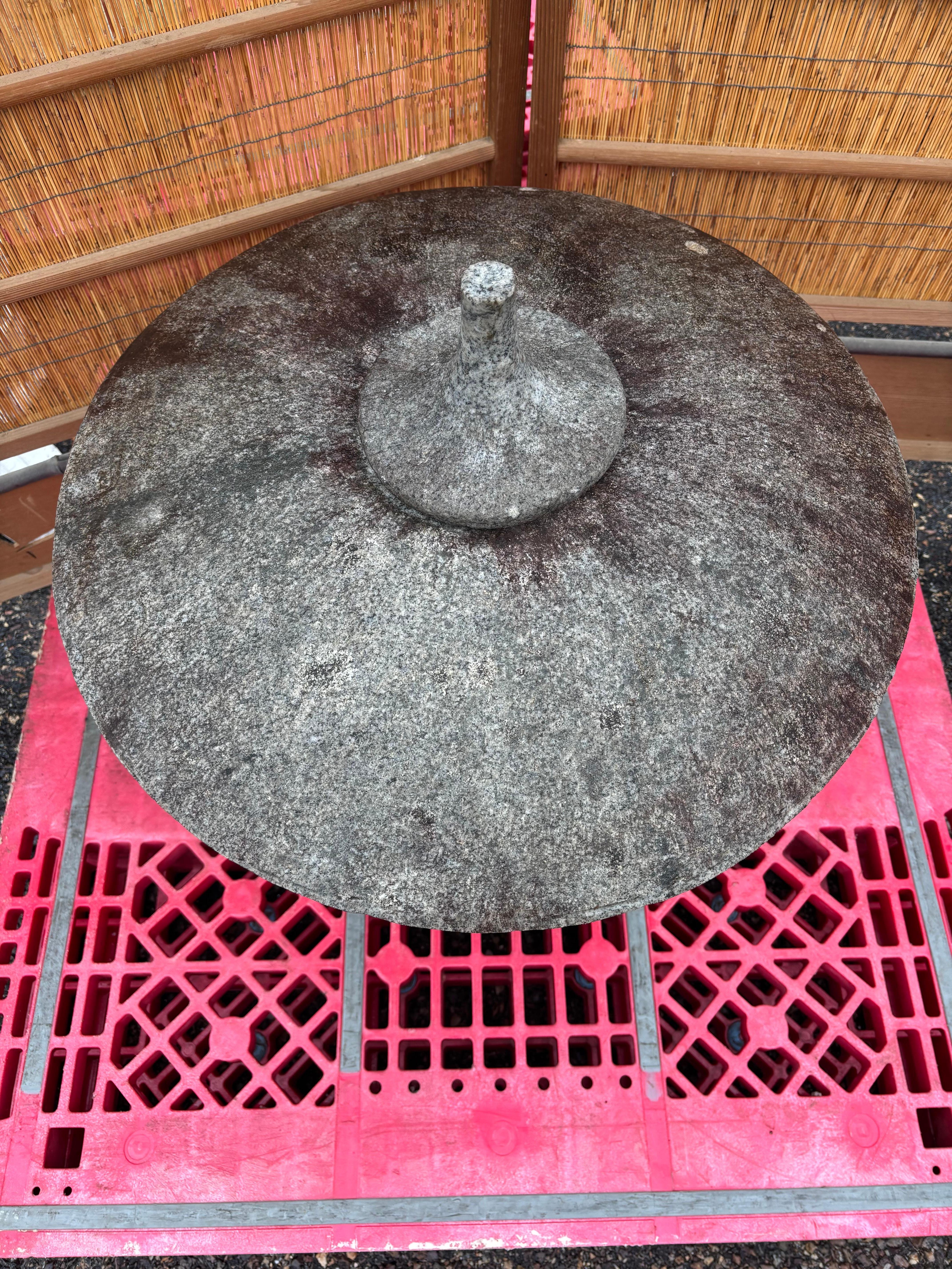 Lanterna Yukimi d'epoca in granito massiccio con piano rotondo e patina antica In condizioni buone in vendita a South Burlington, VT