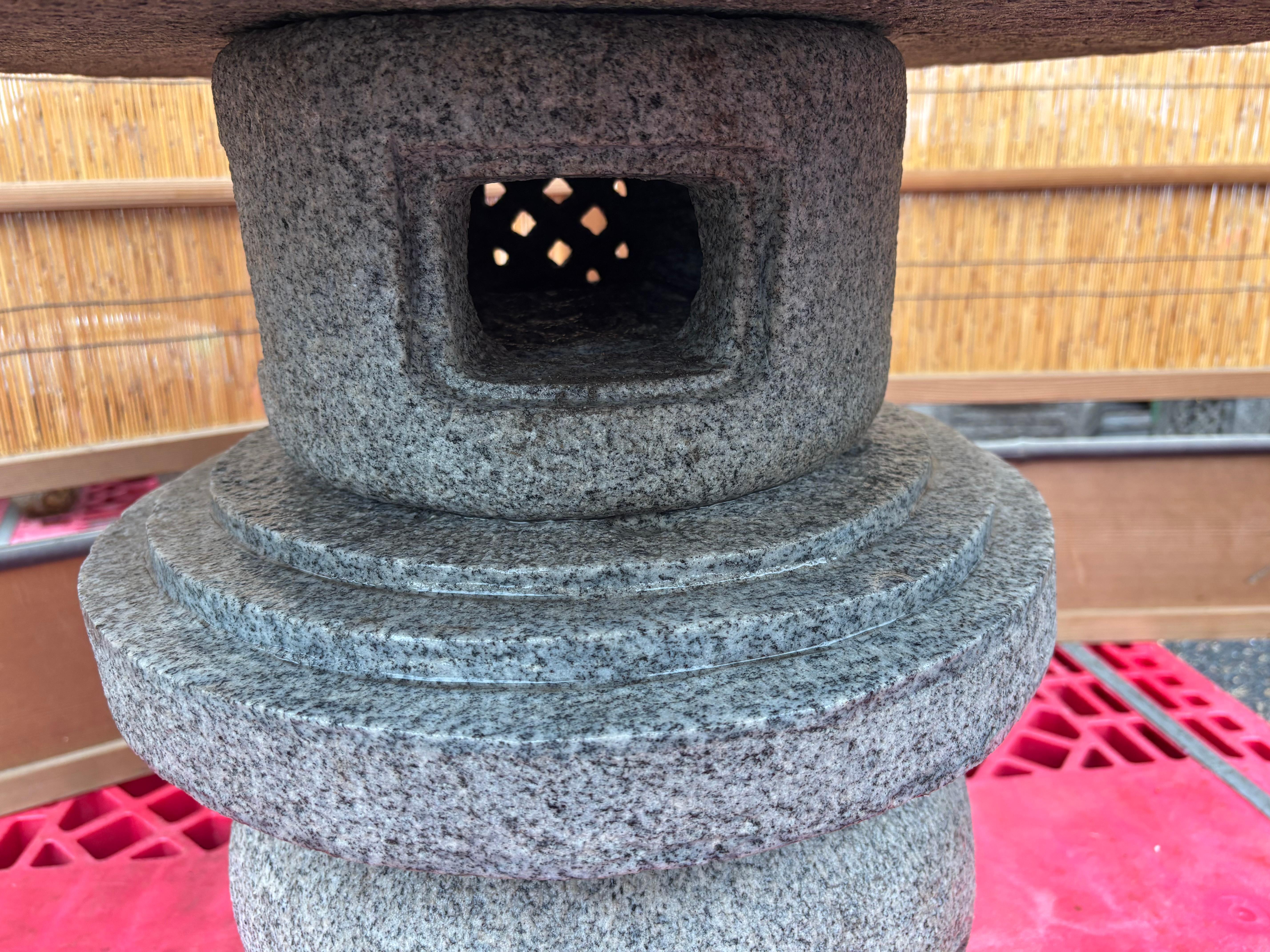 XX secolo Lanterna Yukimi d'epoca in granito massiccio con piano rotondo e patina antica in vendita