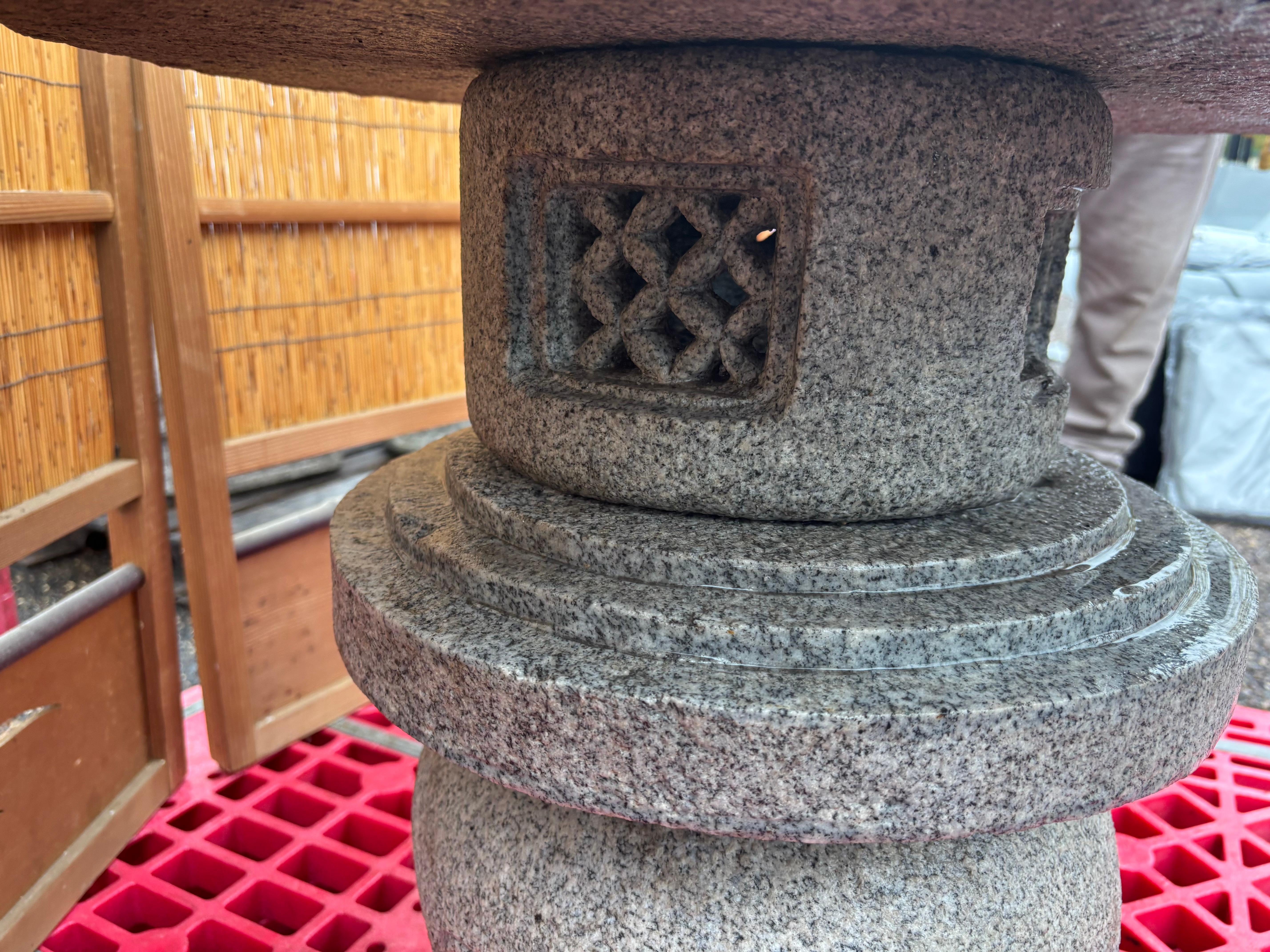 Pietra Lanterna Yukimi d'epoca in granito massiccio con piano rotondo e patina antica in vendita