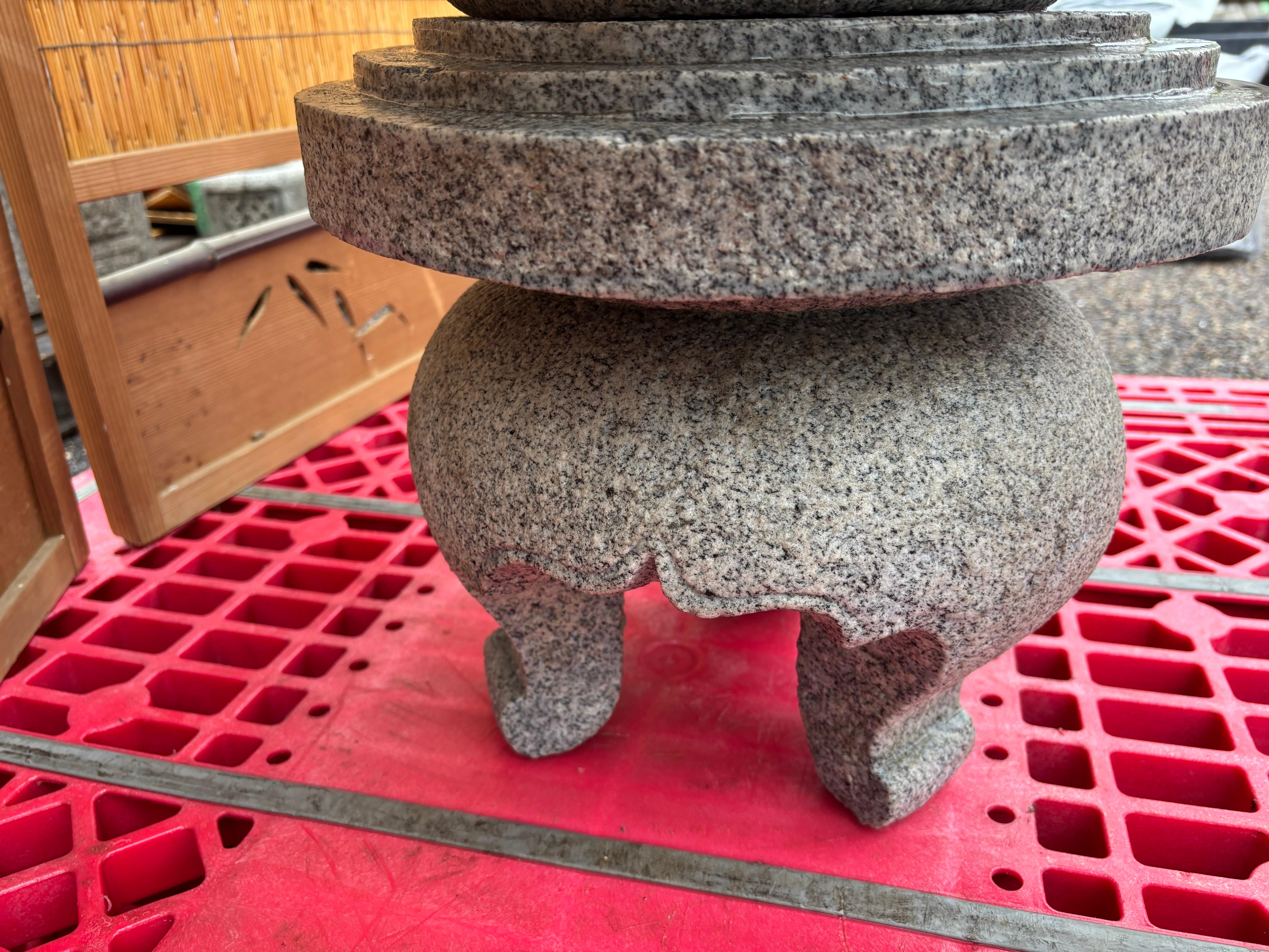 Lanterna Yukimi d'epoca in granito massiccio con piano rotondo e patina antica in vendita 1