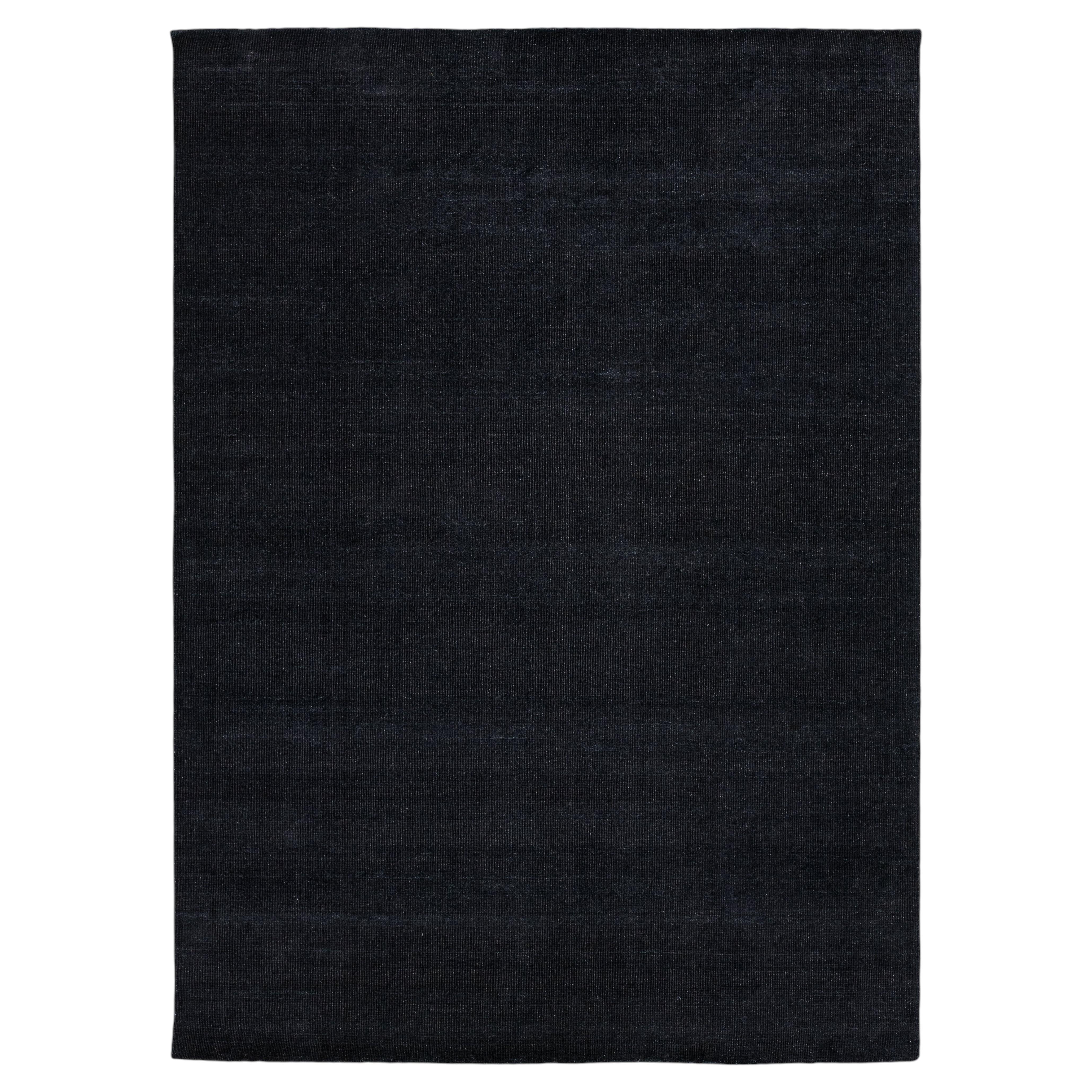 Alfombra minimalista de estilo «Japandi», hecha a mano en lana color carbón y seda de bambú, con textura de cuadrícula