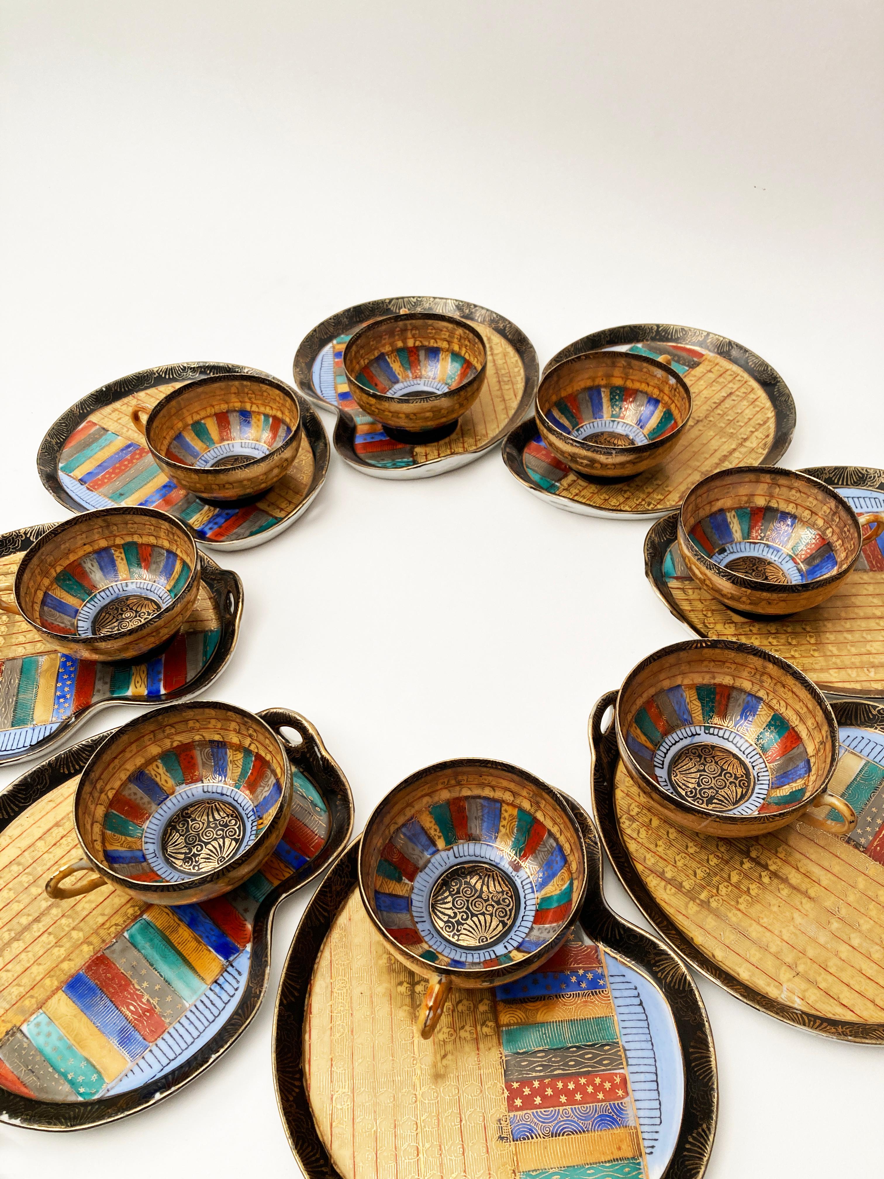 Queste splendide tazze da tè e piatti da merenda giapponesi, dipinti a mano, risalgono agli anni '40. Conservati magnificamente nel corso degli anni da un collezionista, le condizioni e la vivacità di questi pezzi sono impressionanti. Ci sono 8