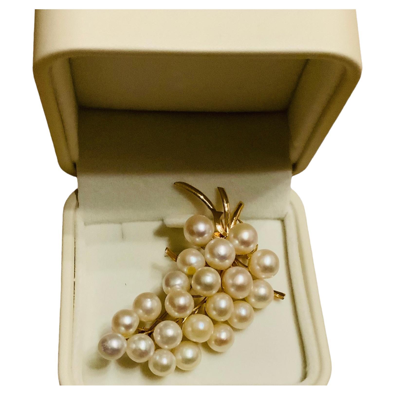 This is a 14K Yellow Gold and Pearl Brooch. It depicts twenty one Japanese cultured pearls arranged like a bunch of grapes. They measure from 5 to 9mm each one. They are attached to different 14k yellow gold branches. Its weight is 4.7 dwt.