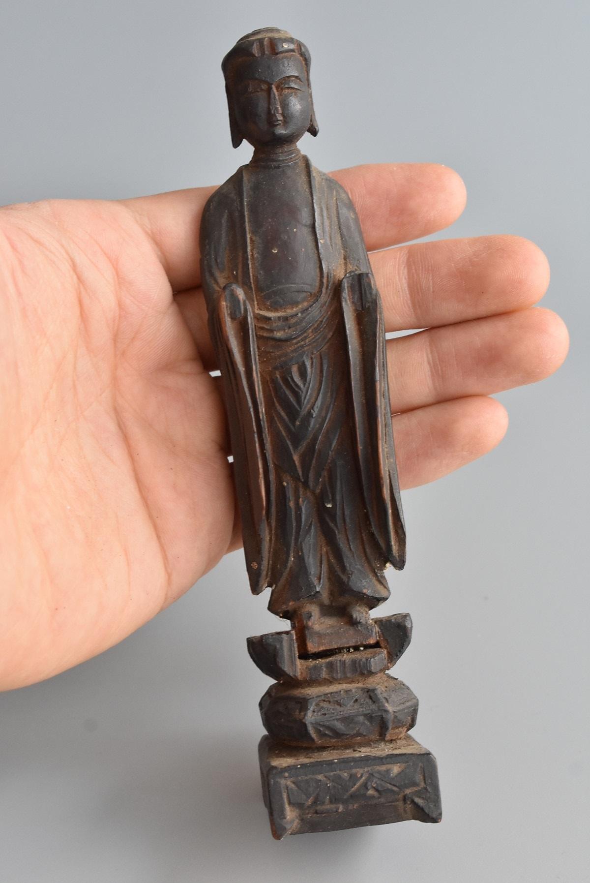 It is a wooden Buddha statue from the late Muromachi period to the early Edo period (1500 to 1600s).
I think this Buddha statue is Shaka Nyorai.
Shaka Nyorai is the highest rank of enlightened Buddhism.

It's a small Buddha statue, but it's very