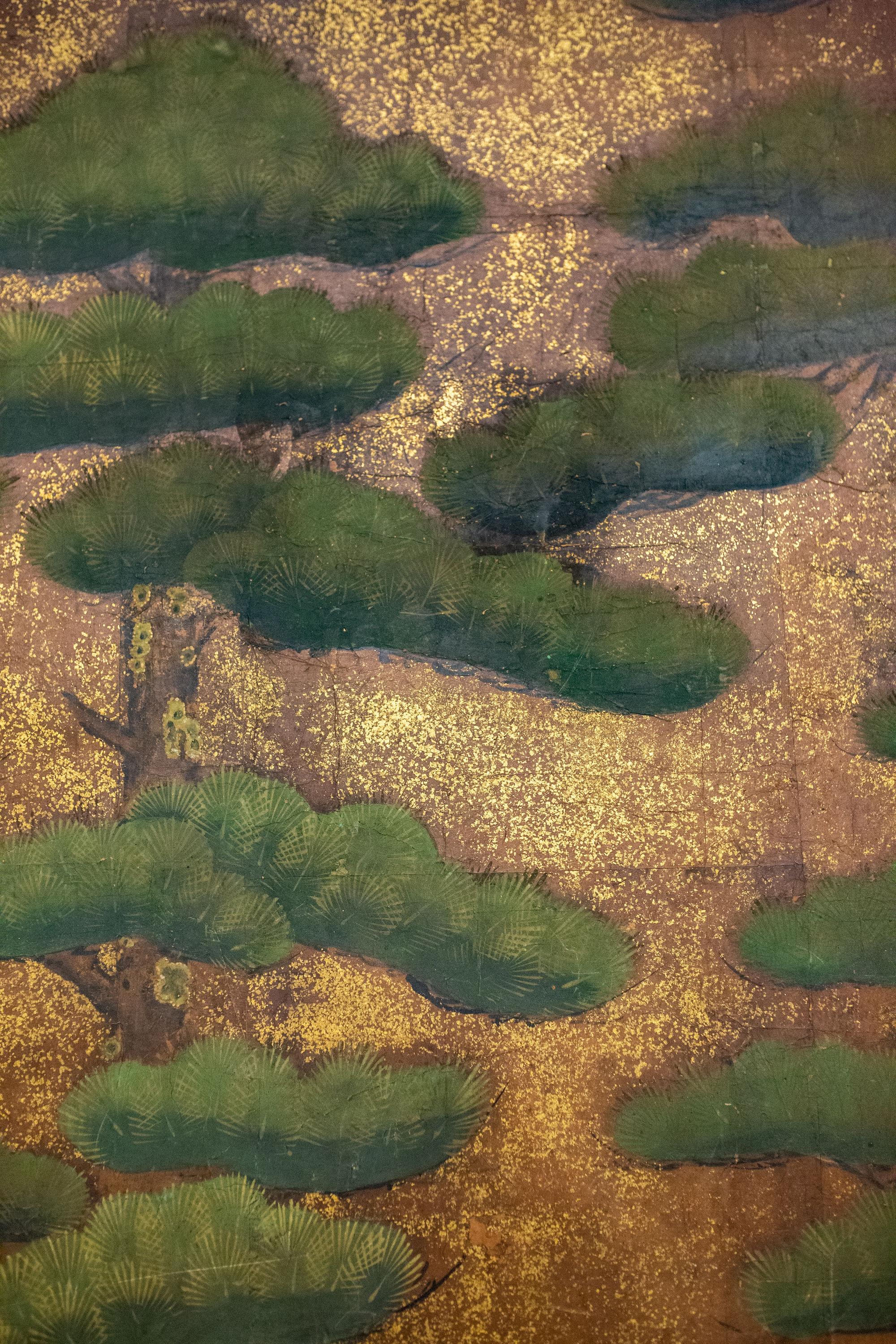 Belle peinture du 17e siècle représentant des pins. Peinture en bon état sur support du 19ème siècle. Pigments minéraux et poussière d'or sur papier mûre avec un beau brocart ancien. Can peut être monté comme 2 panneaux séparés pour un coût