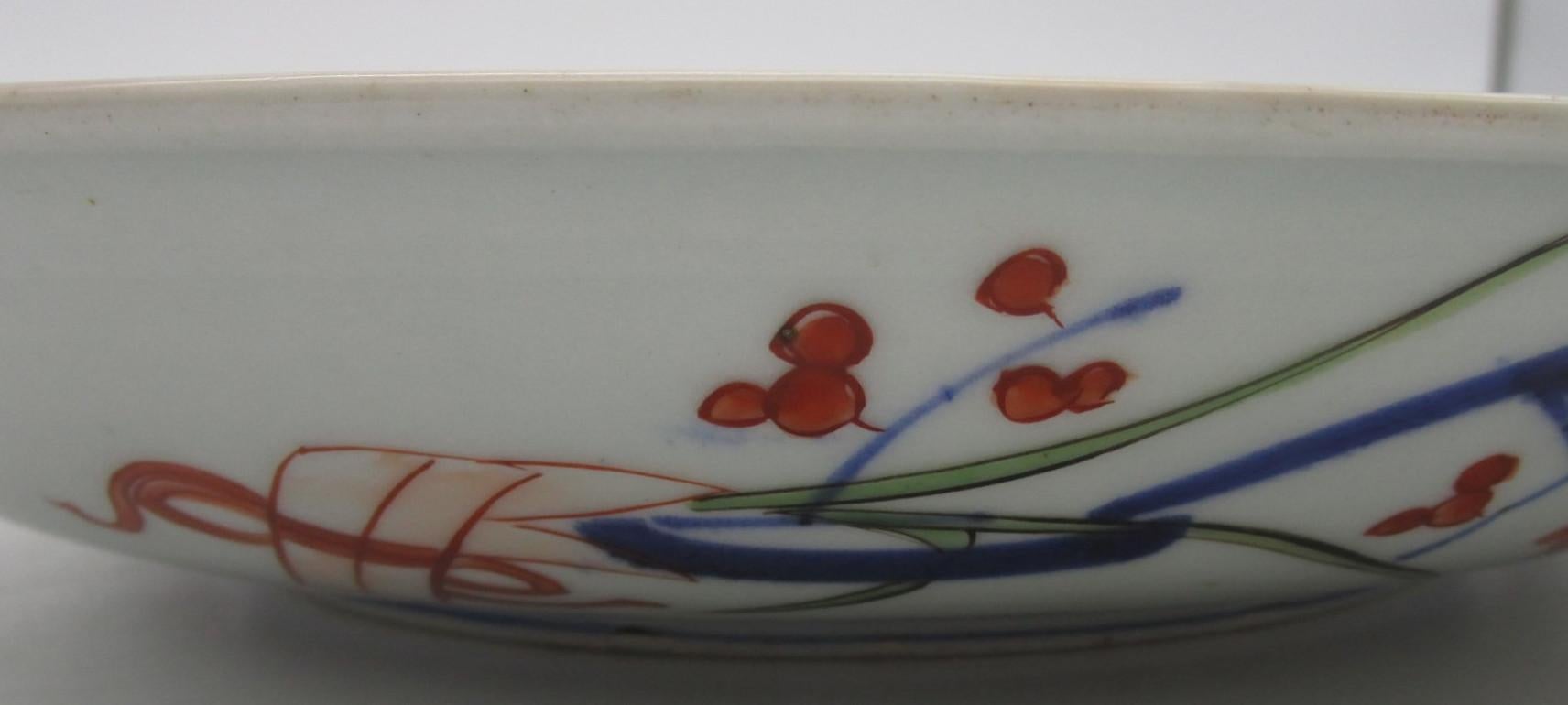 Japanese Edo Period Blue Red Green Porcelain Charger, circa 1730 In Good Condition For Sale In Takarazuka, JP