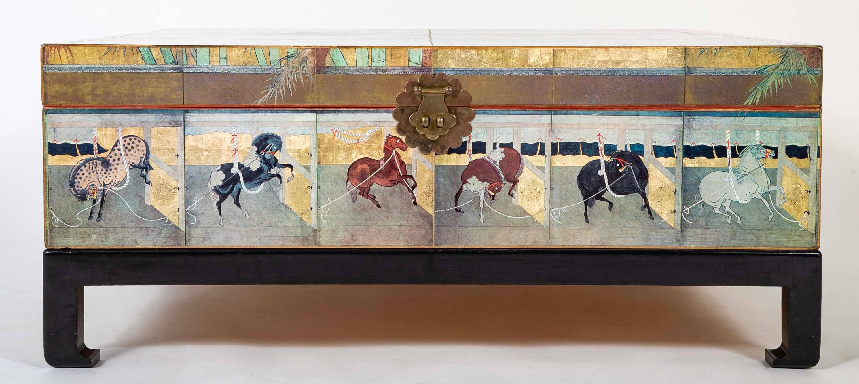 American Japanese 18th Century Style Lacquered Coffee Table With Scenes of Horses For Sale