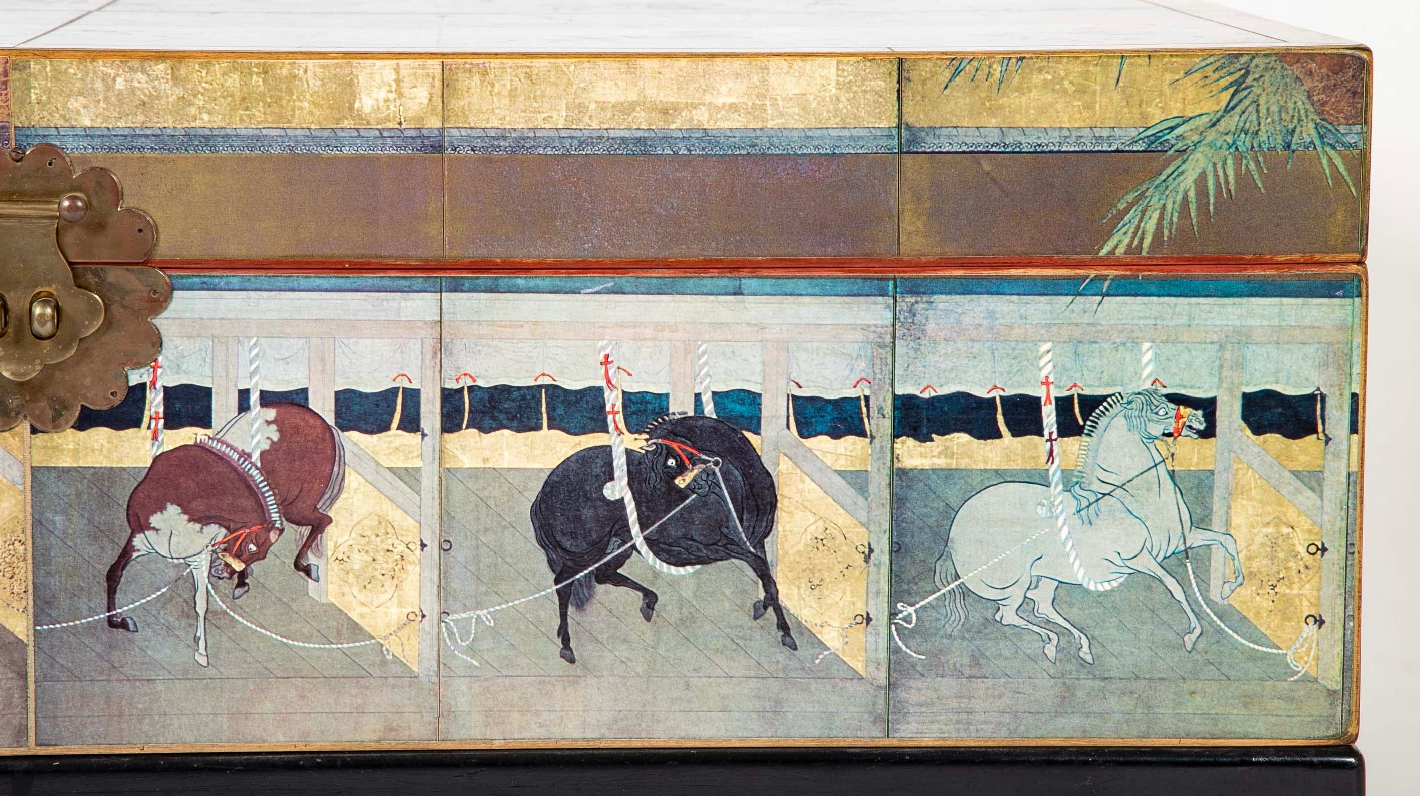 Japanese 18th Century Style Lacquered Coffee Table With Scenes of Horses In Good Condition For Sale In Stamford, CT