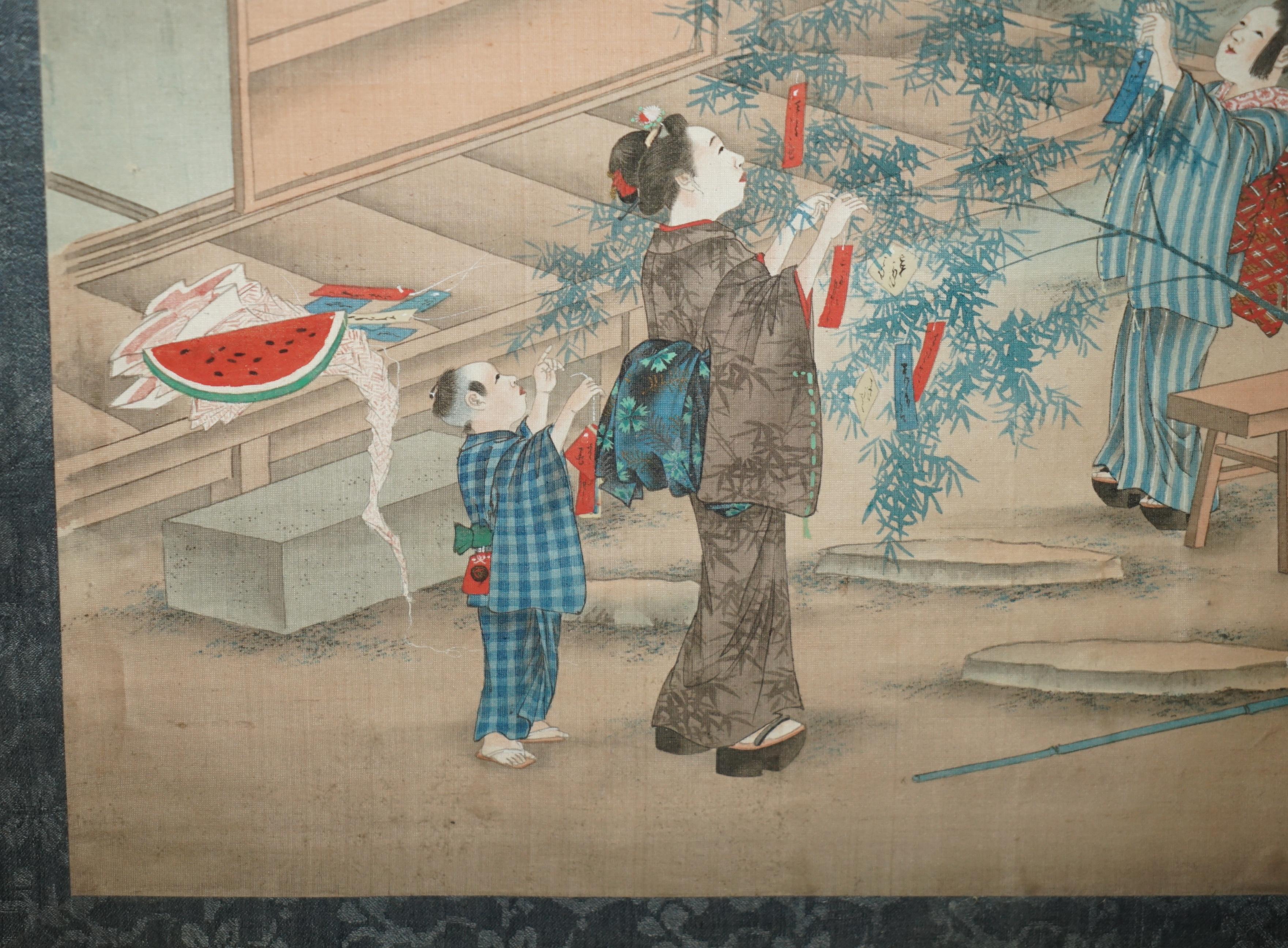 Japonisme PRÉSENTATION WATERCOLOUR JAPONAISE DES ANNÉES 1920 DU BLOCK TRIPTYCH WATERCOLOUR DE GÉISHA GIRLS GARDENING en vente