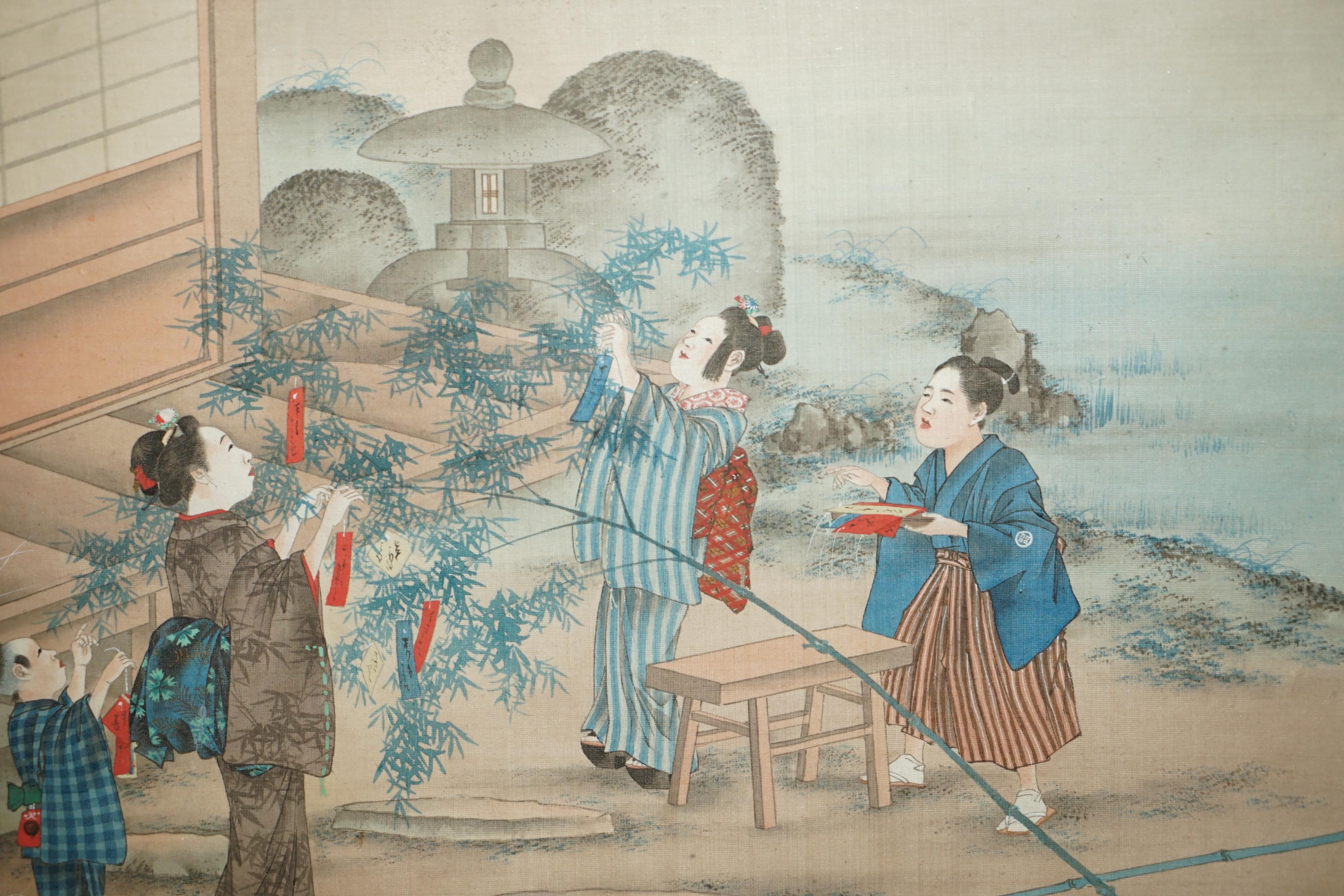Japonais PRÉSENTATION WATERCOLOUR JAPONAISE DES ANNÉES 1920 DU BLOCK TRIPTYCH WATERCOLOUR DE GÉISHA GIRLS GARDENING en vente