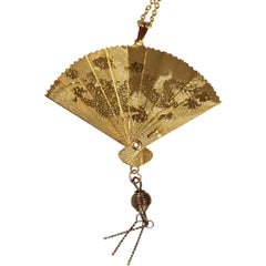 Collier pendentif éventail japonais en laiton doré des années 1950 avec motif de grue