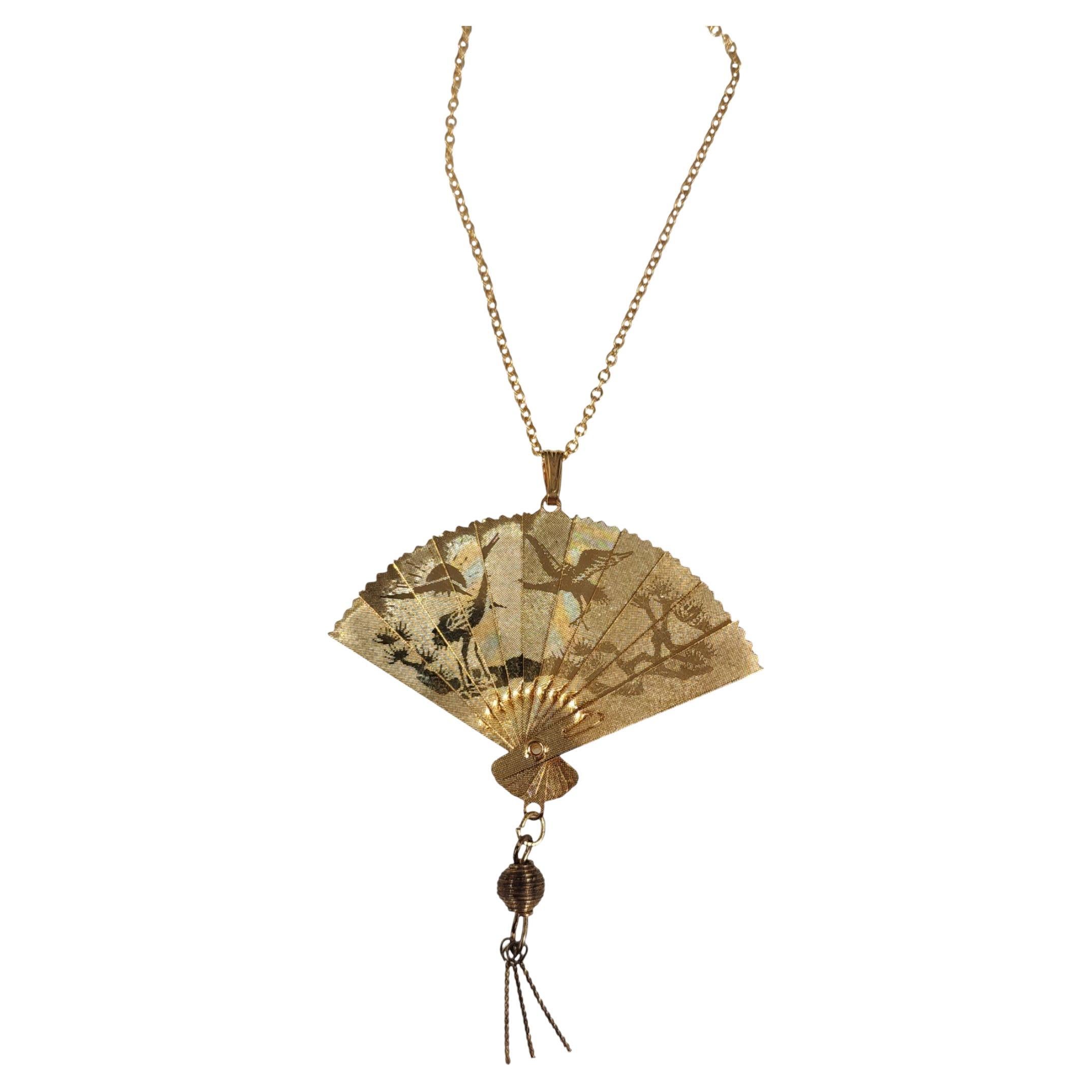 Collier pendentif éventail japonais en laiton doré des années 1950 avec motif de grue en vente