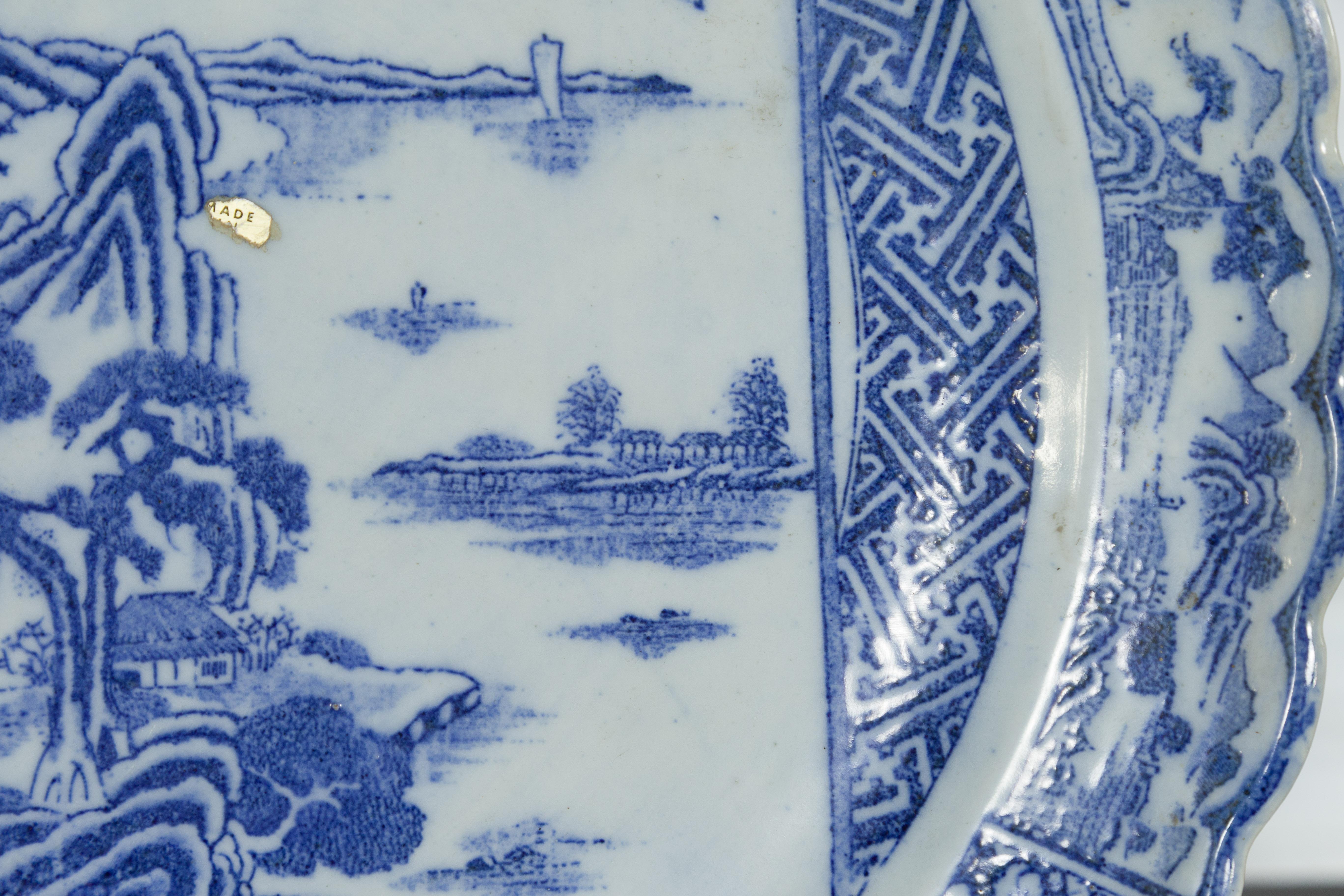 Japanischer Teller aus blauem und weißem Porzellan des 19. Jahrhunderts mit Landschaften und Blumen im Angebot 6
