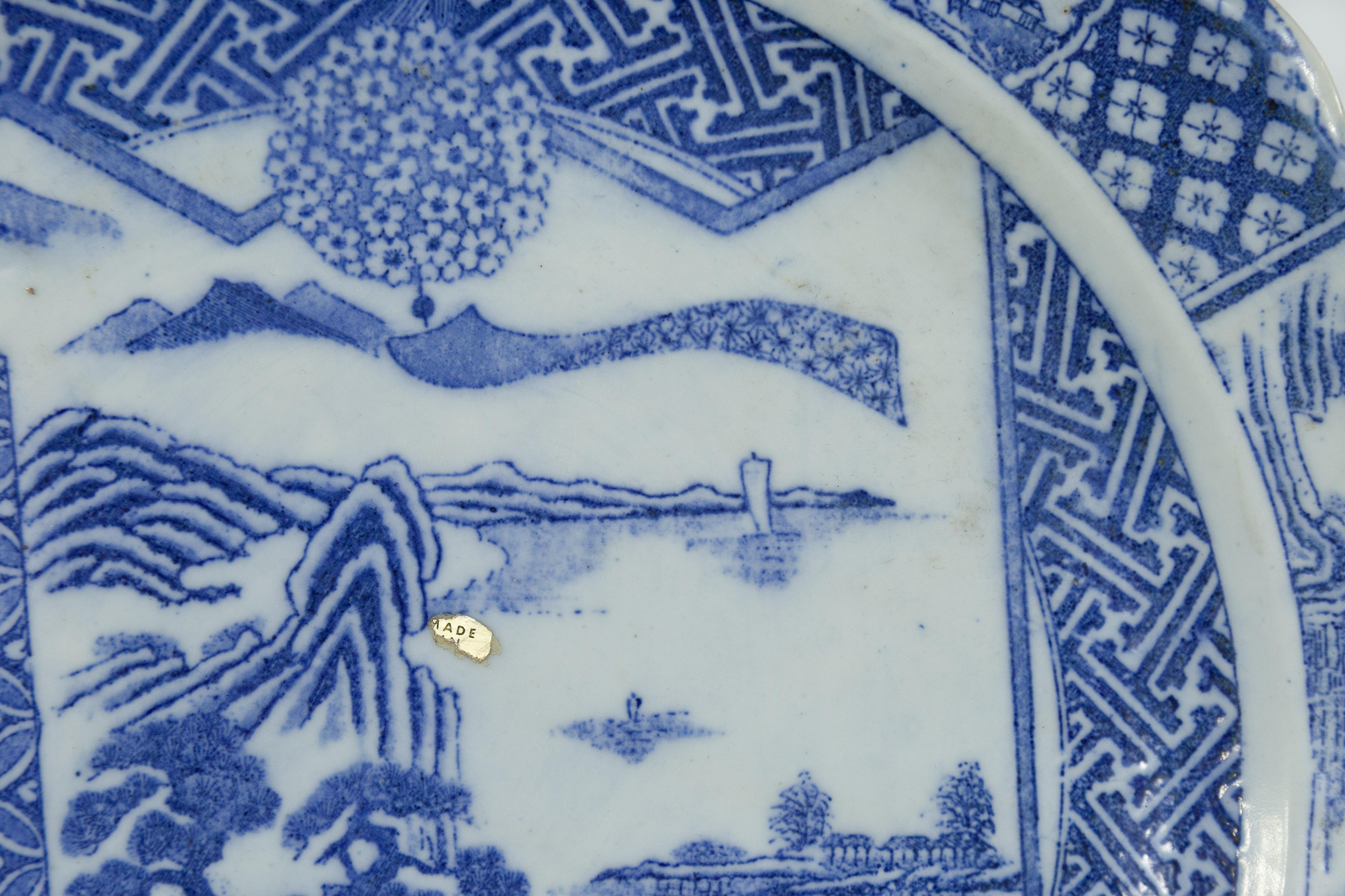 Japanischer Teller aus blauem und weißem Porzellan des 19. Jahrhunderts mit Landschaften und Blumen im Angebot 7