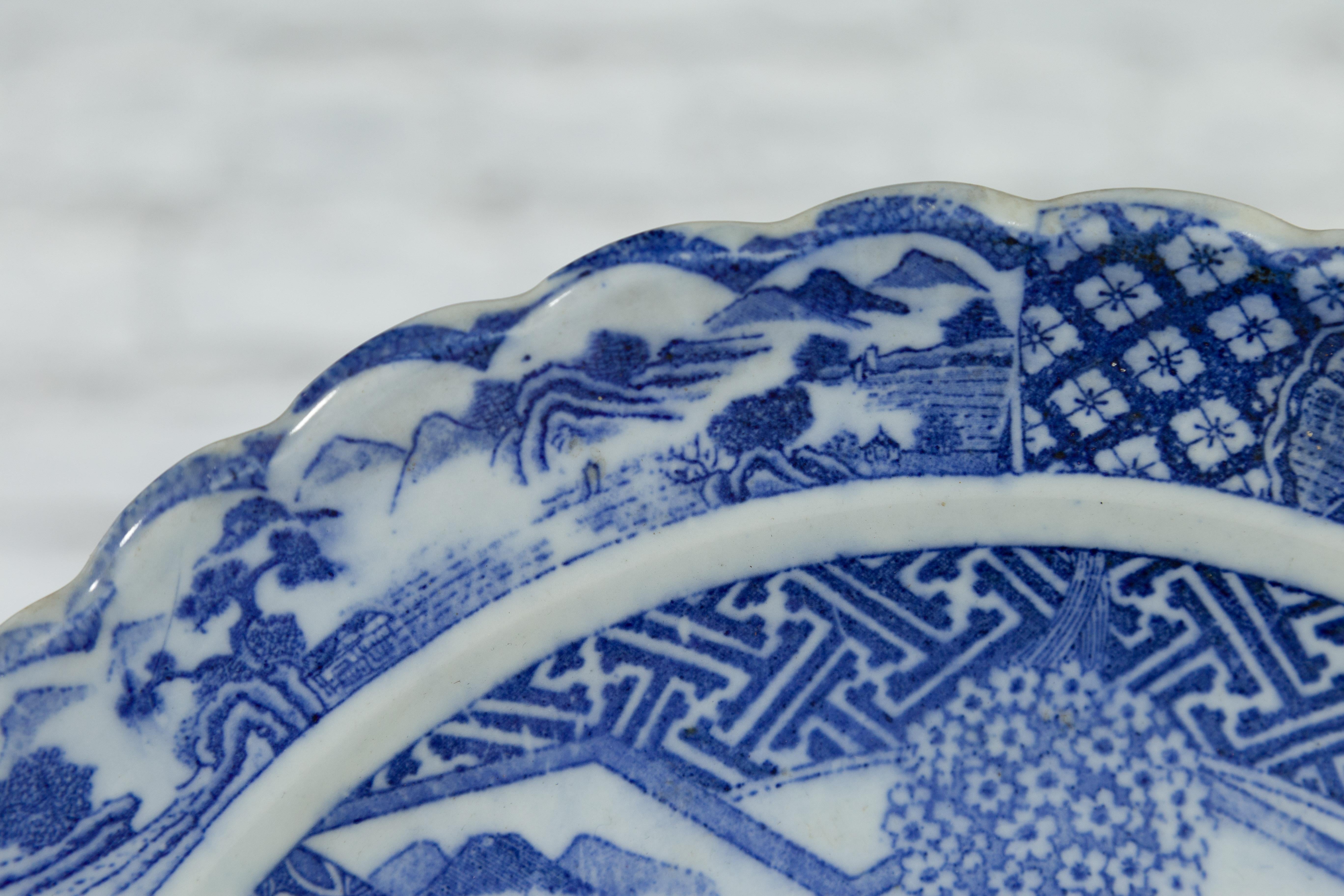 Japanischer Teller aus blauem und weißem Porzellan des 19. Jahrhunderts mit Landschaften und Blumen im Angebot 8