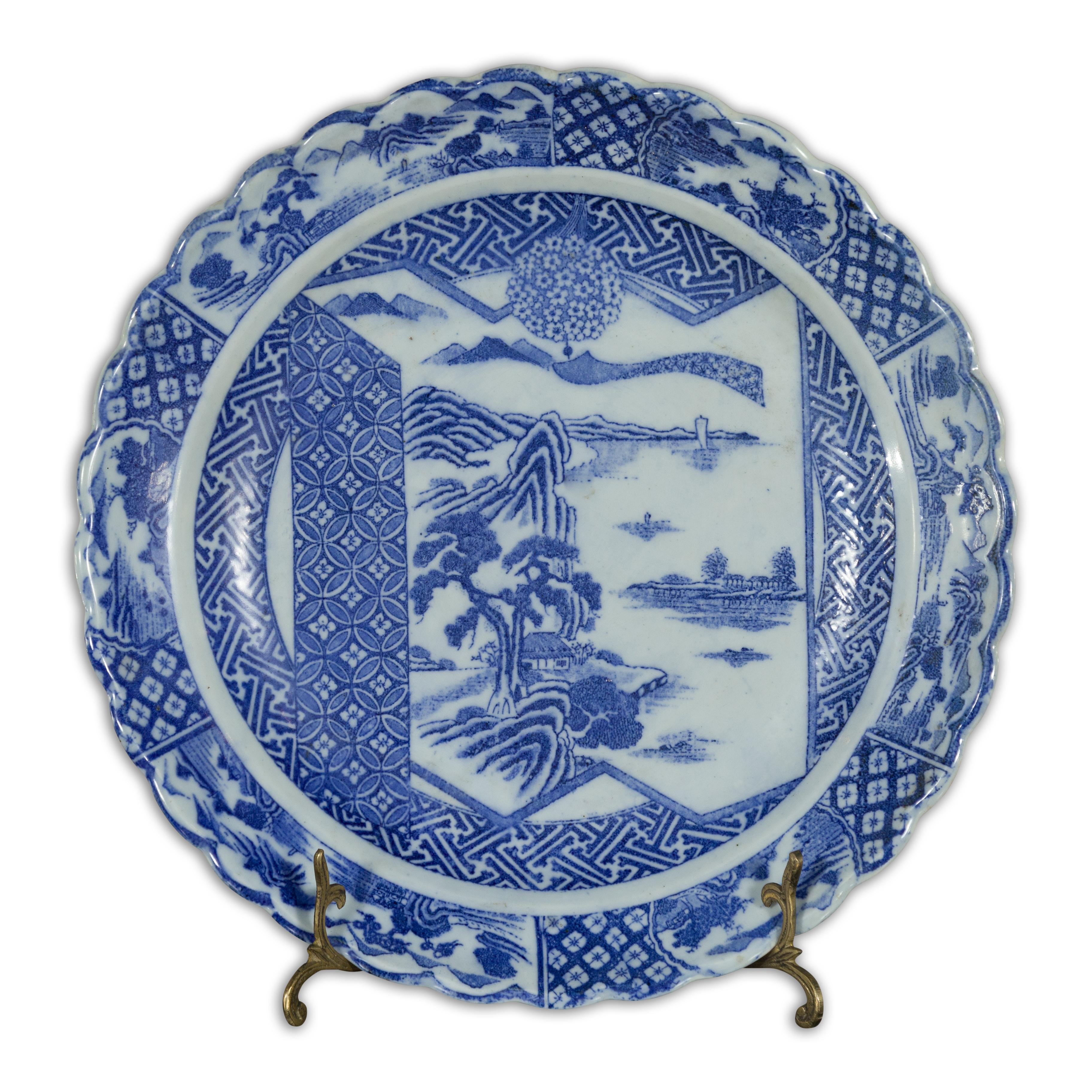 Japanischer Teller aus blauem und weißem Porzellan des 19. Jahrhunderts mit Landschaften und Blumen im Angebot 14