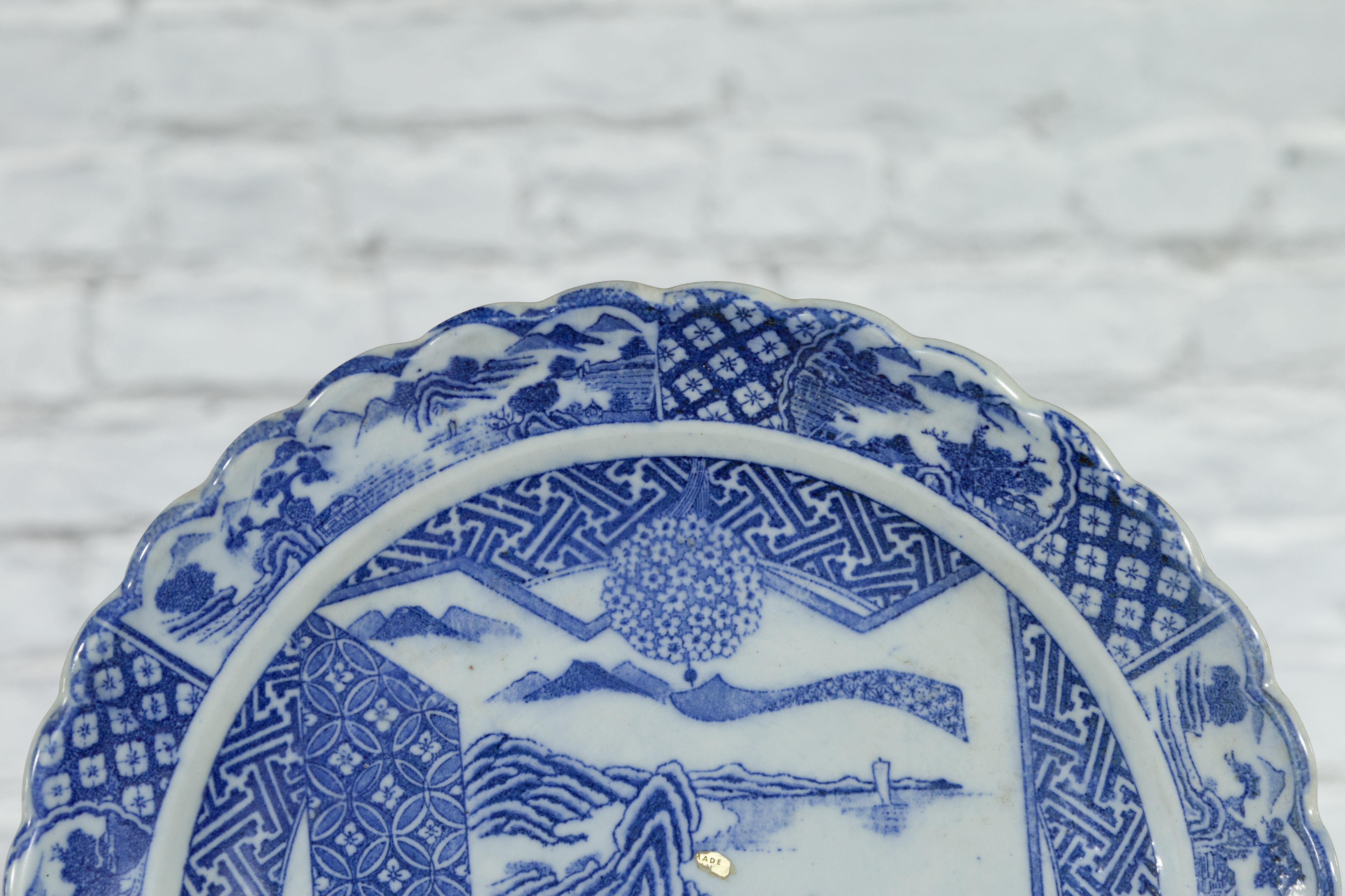 Japanischer Teller aus blauem und weißem Porzellan des 19. Jahrhunderts mit Landschaften und Blumen im Zustand „Gut“ im Angebot in Yonkers, NY
