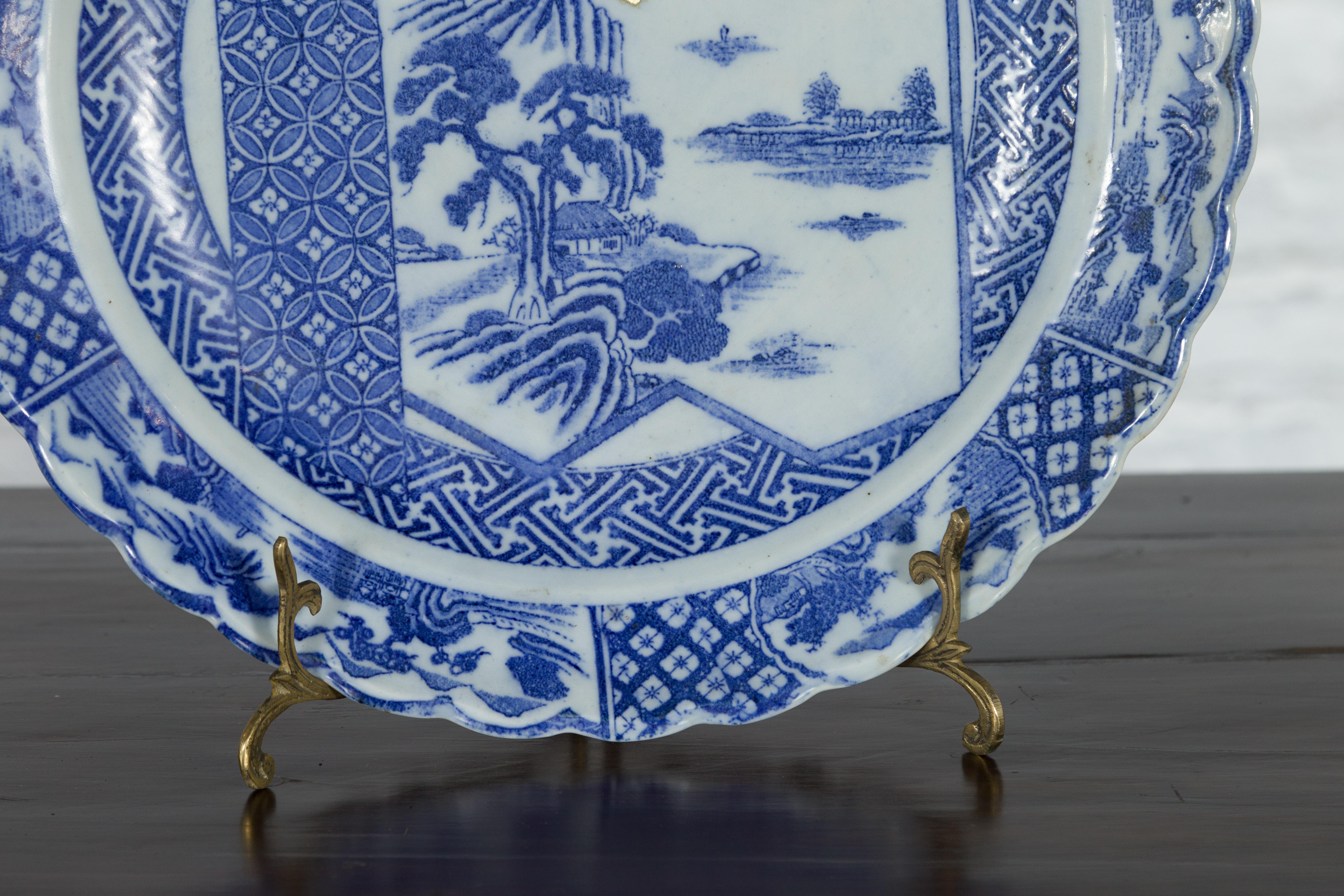 Japanischer Teller aus blauem und weißem Porzellan des 19. Jahrhunderts mit Landschaften und Blumen im Angebot 2