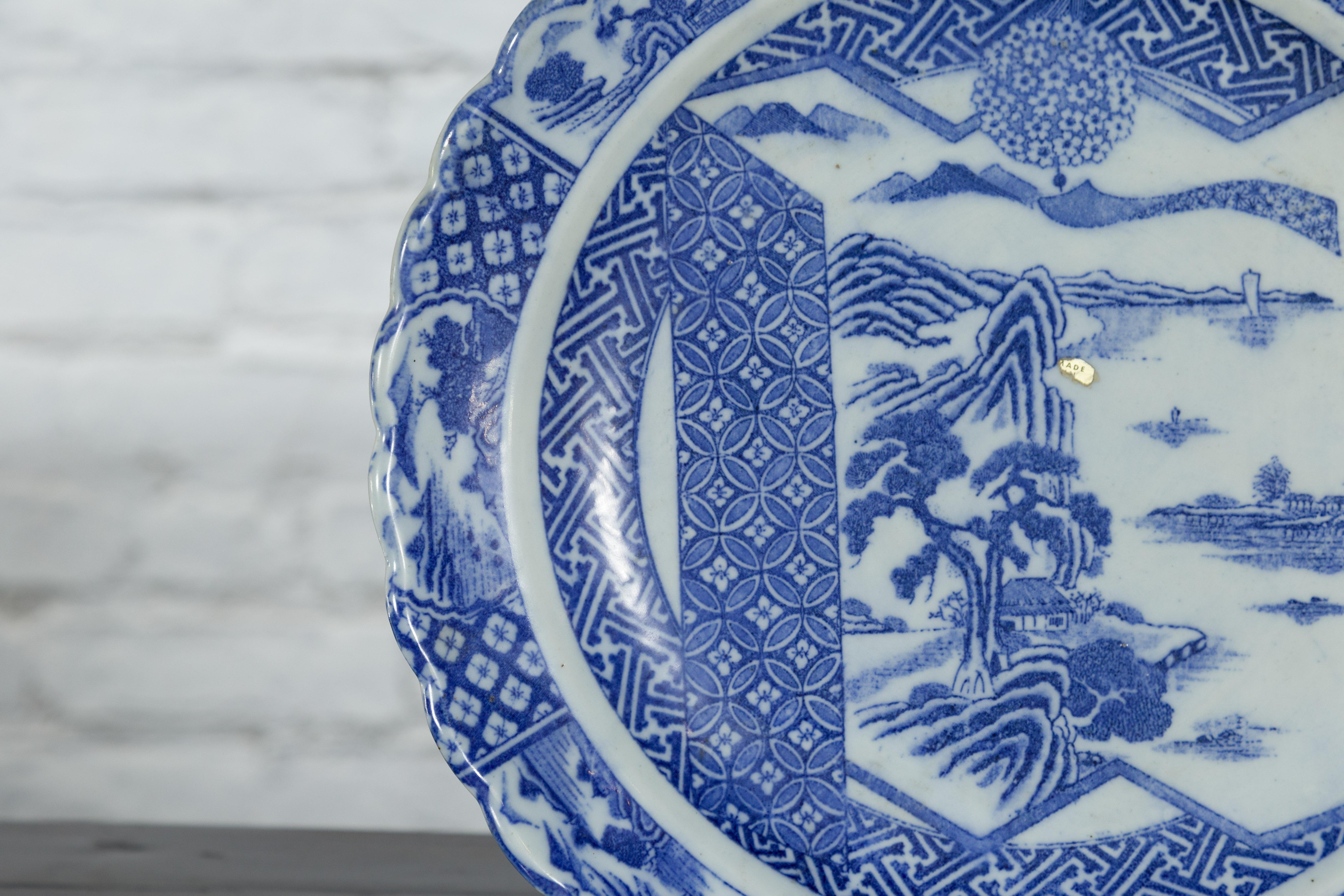 Japanischer Teller aus blauem und weißem Porzellan des 19. Jahrhunderts mit Landschaften und Blumen im Angebot 3