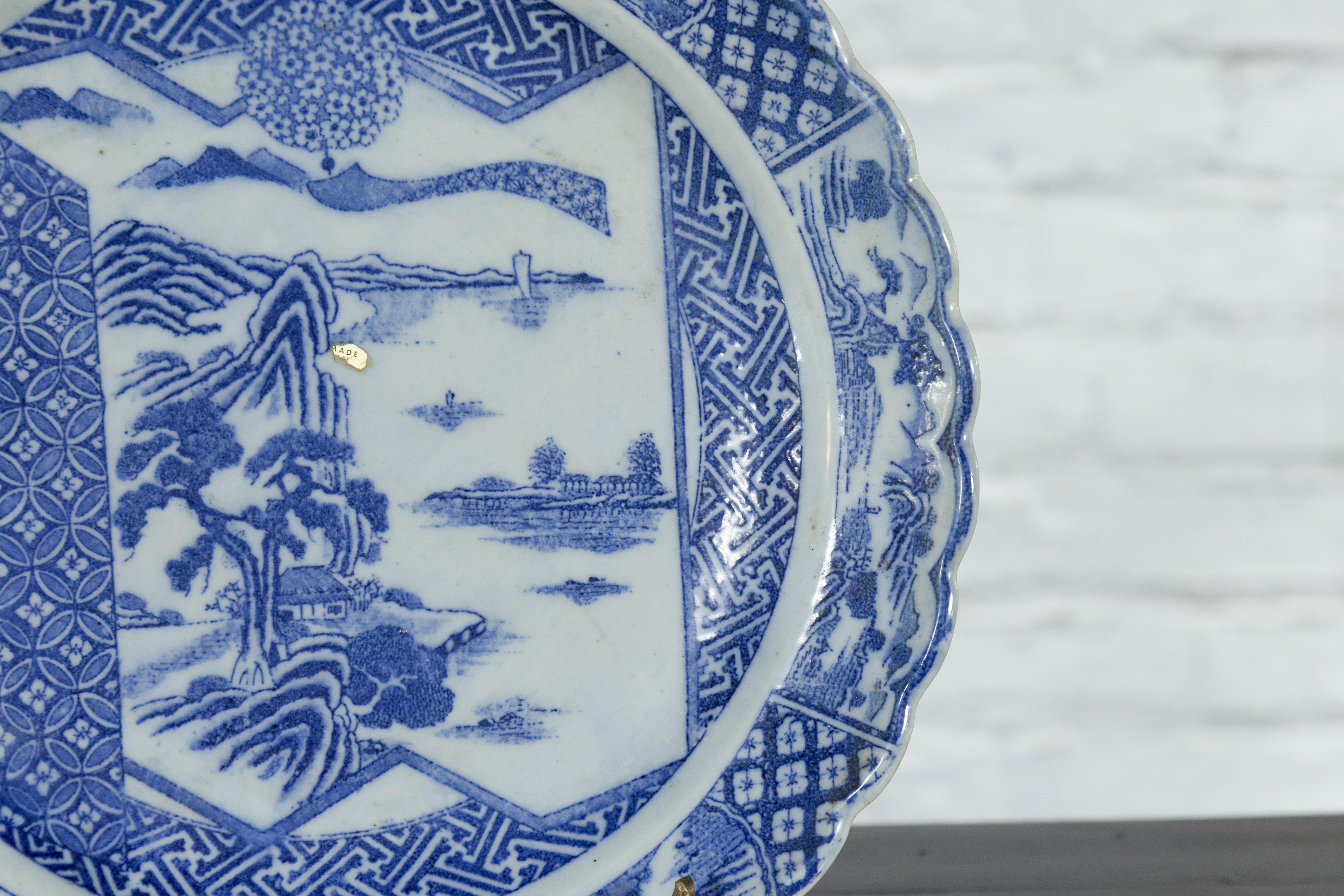 Japanischer Teller aus blauem und weißem Porzellan des 19. Jahrhunderts mit Landschaften und Blumen im Angebot 4