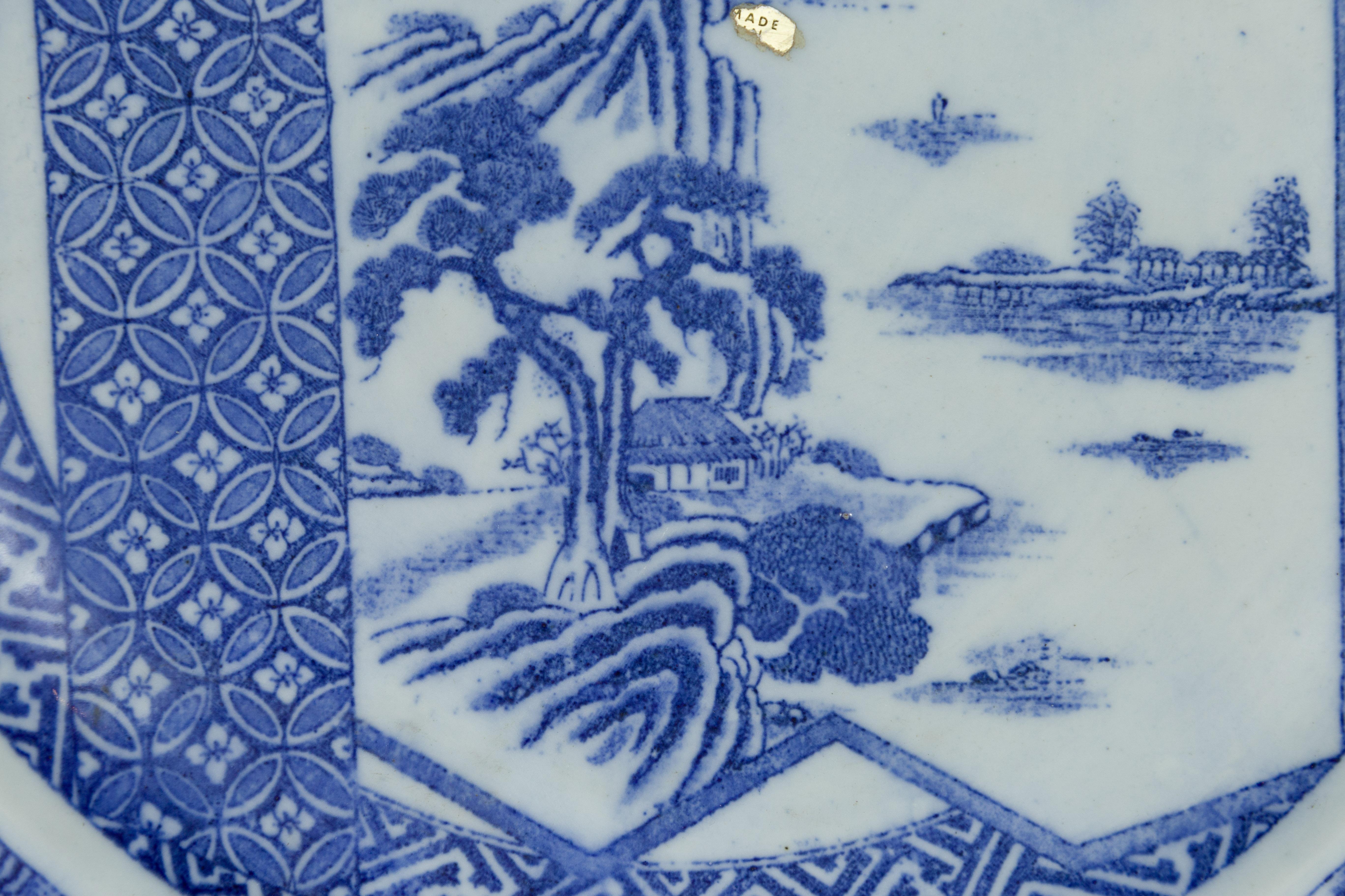 Japanischer Teller aus blauem und weißem Porzellan des 19. Jahrhunderts mit Landschaften und Blumen im Angebot 5