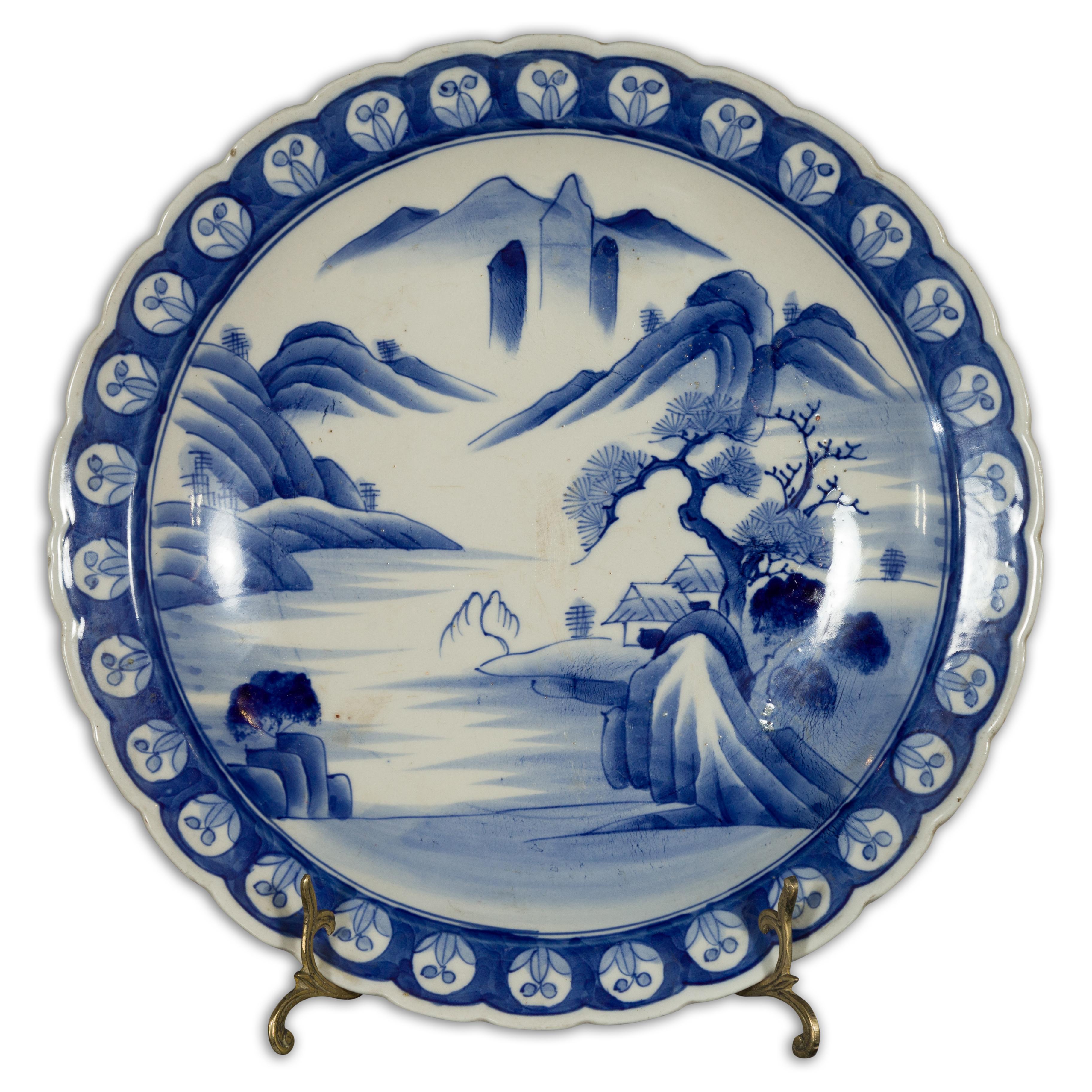 Japanischer blau-weißer Porzellanteller des 19. Jahrhunderts mit Berglandschaft im Angebot 14