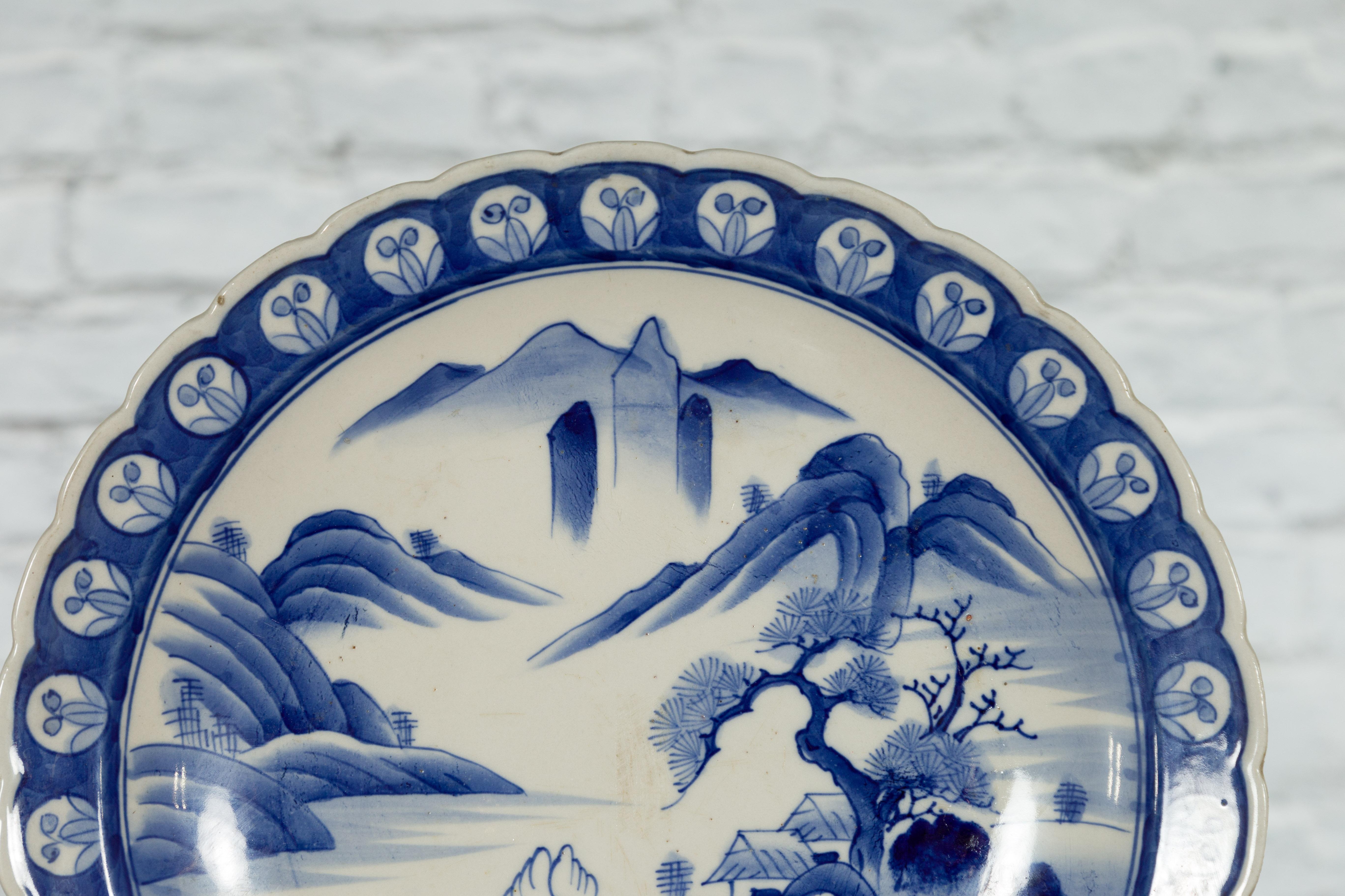 Japanischer blau-weißer Porzellanteller des 19. Jahrhunderts mit Berglandschaft im Angebot 1
