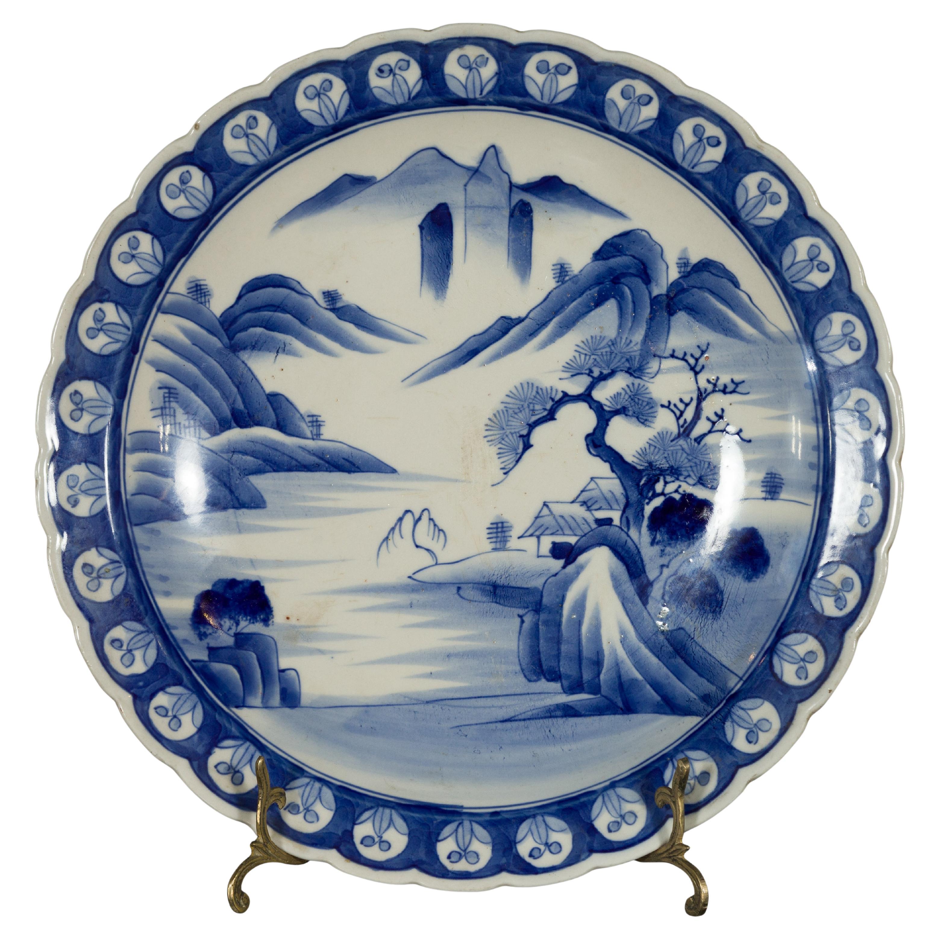 Assiette japonaise du 19ème siècle en porcelaine bleue et blanche avec paysage montagneux